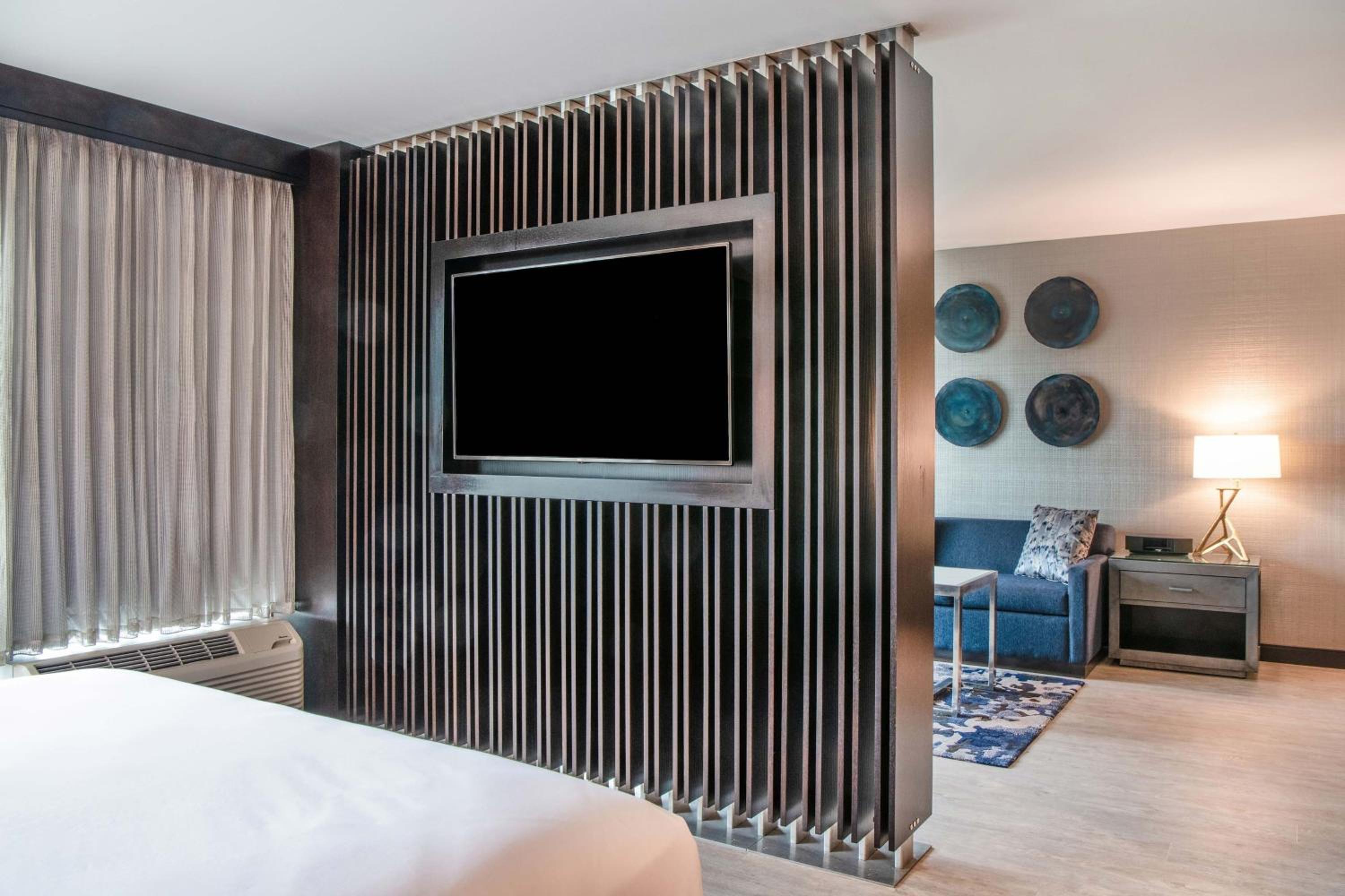 Preseidential King Suite with Sofa Bed - Club Level