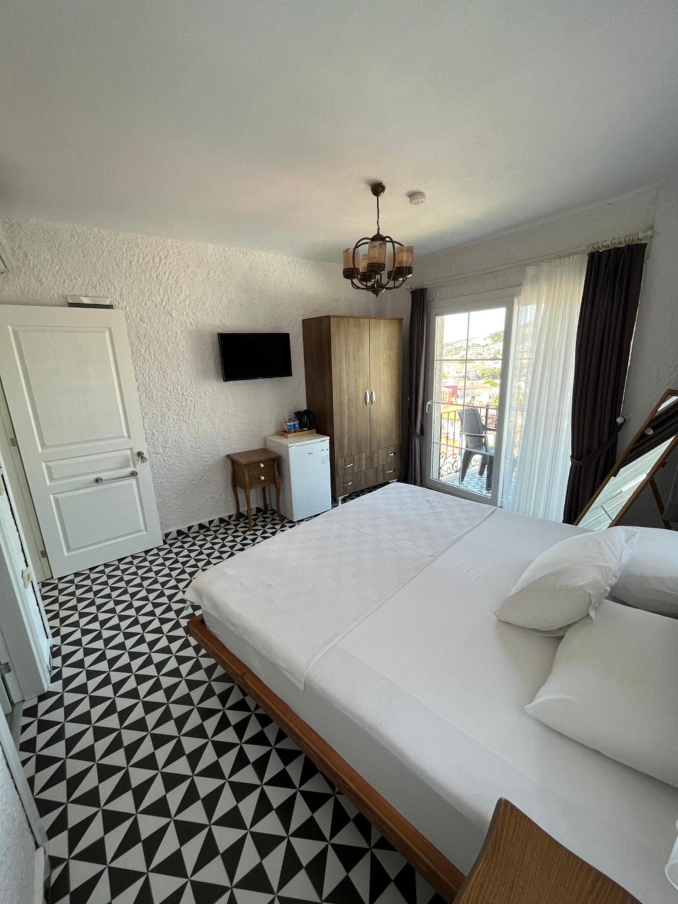 Deluxe Double Room with Balcony and Sea View - Photo 10