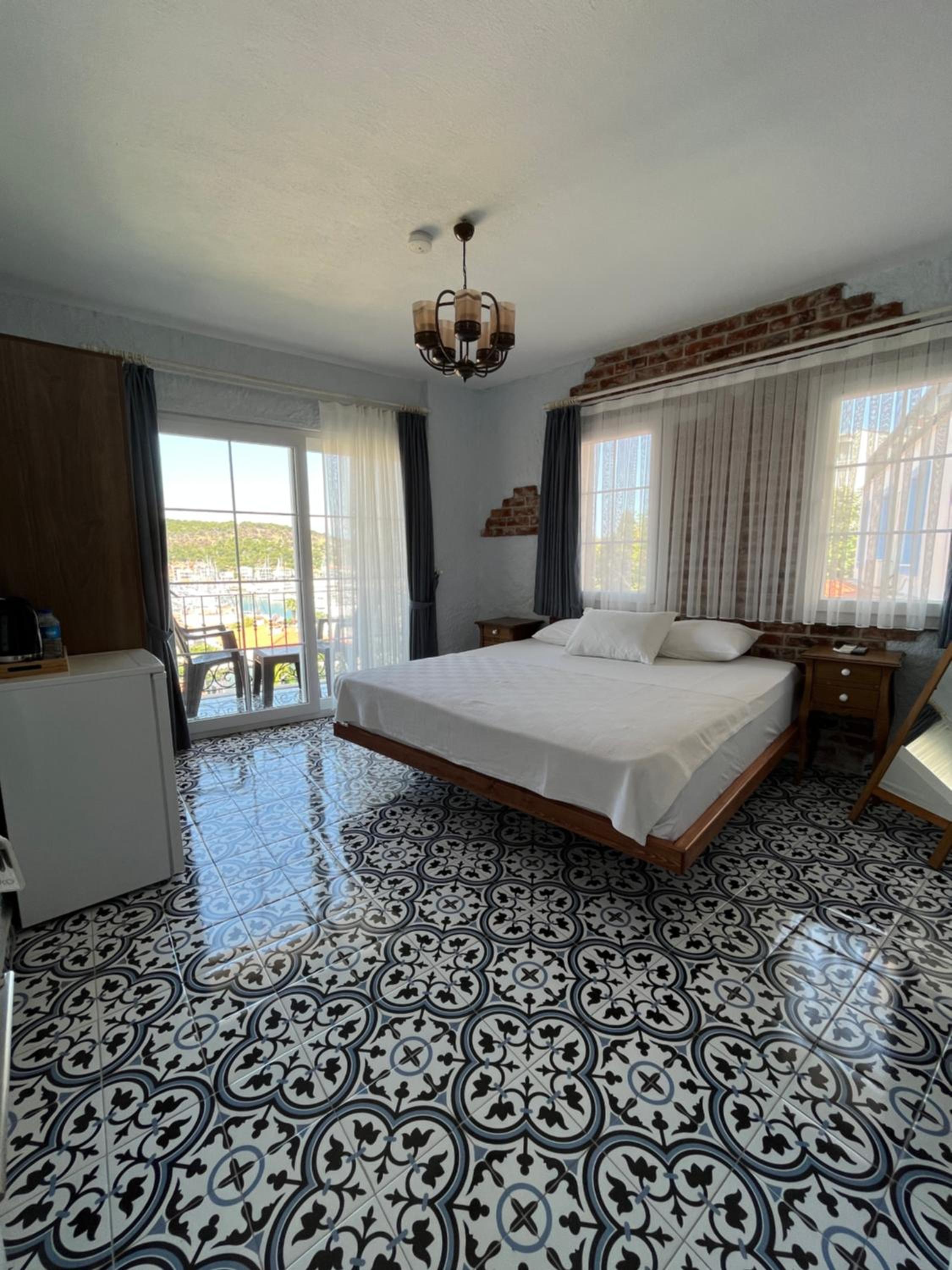 Deluxe Double Room with Balcony and Sea View - Photo 8