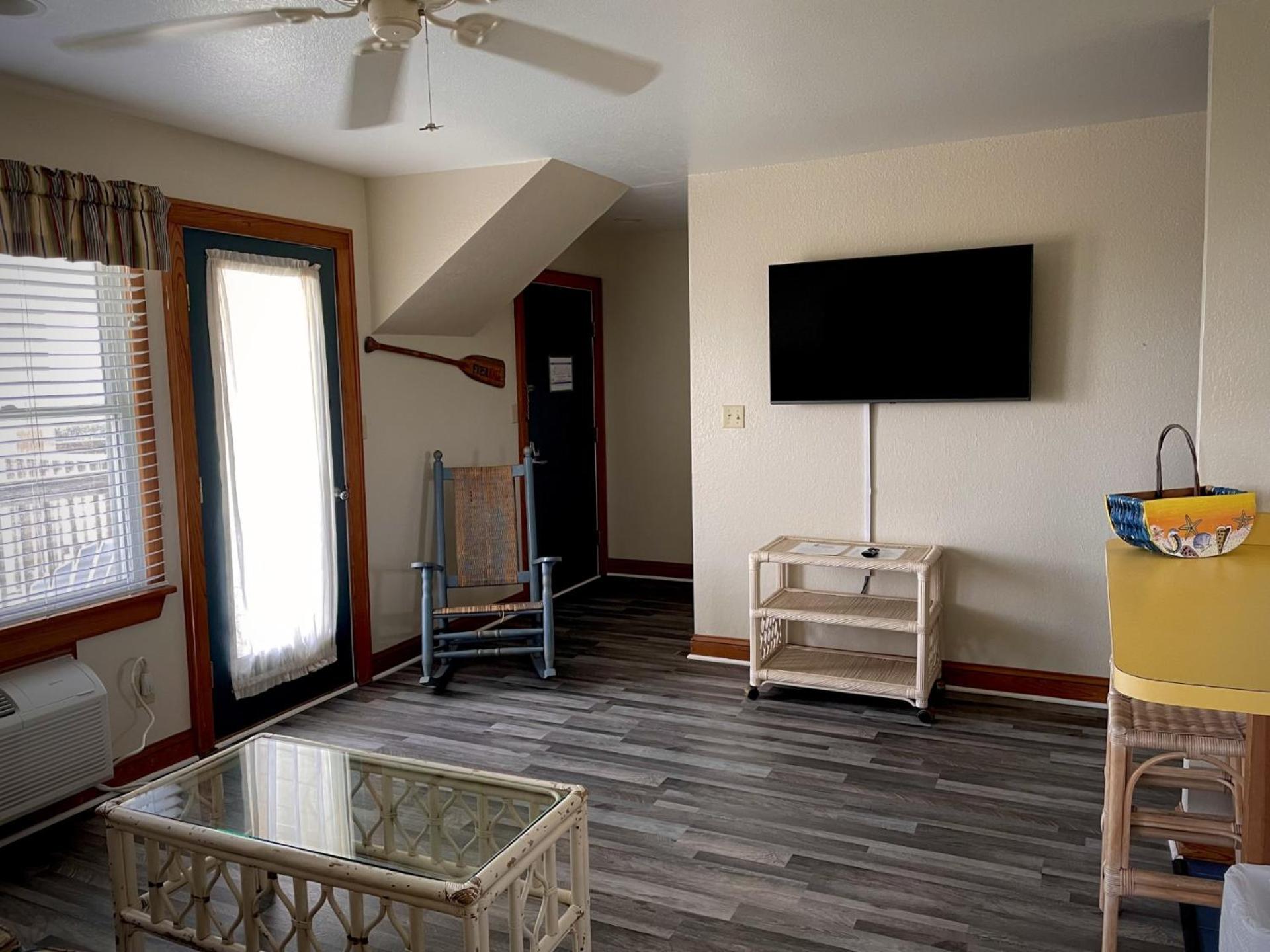 Queen Suite with Pool View - Photo 2