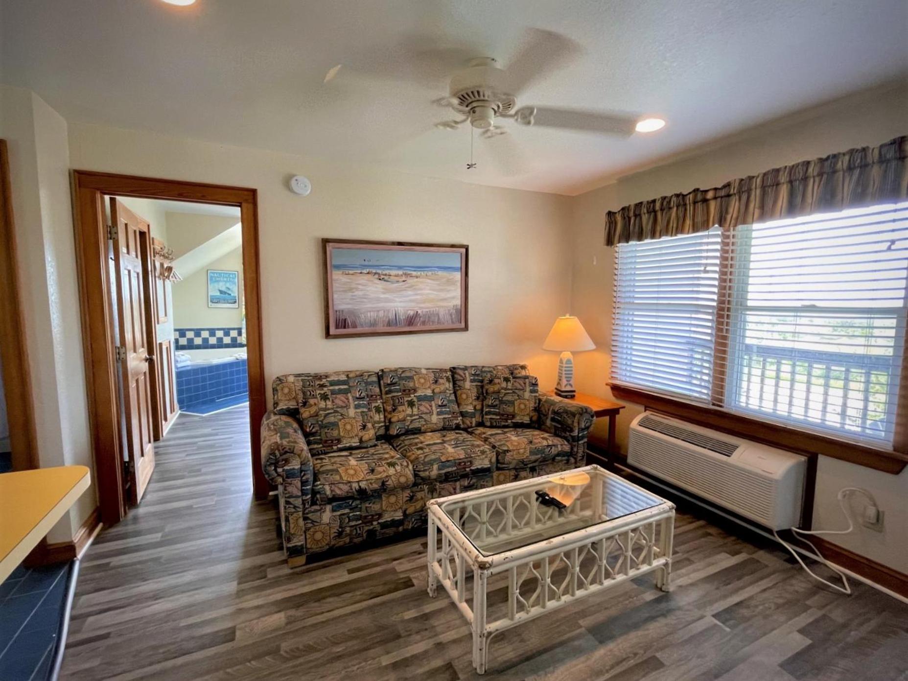 Queen Suite with Pool View - Photo 3