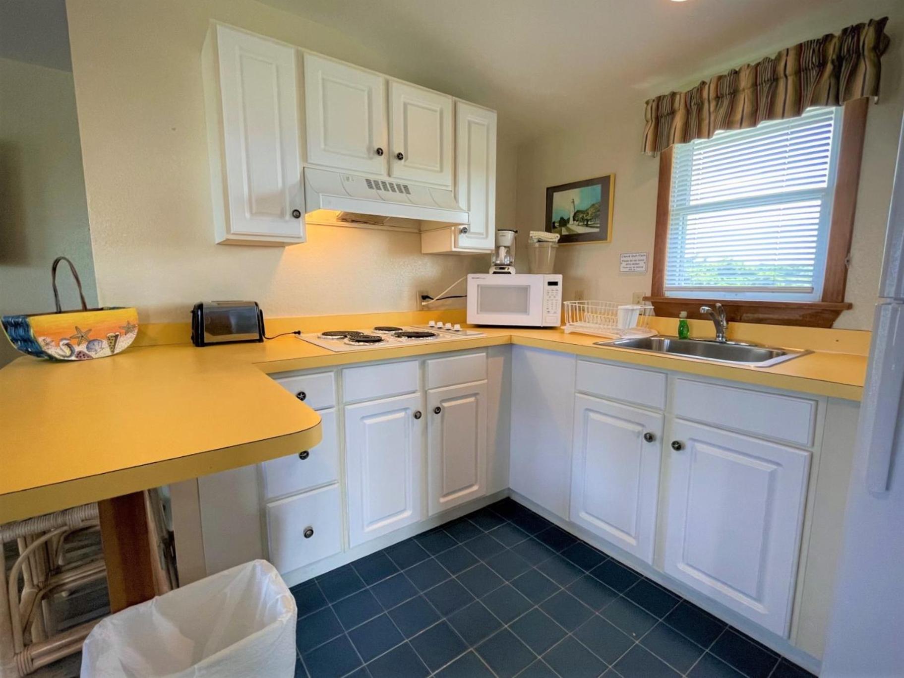 Queen Suite with Pool View - Photo 4