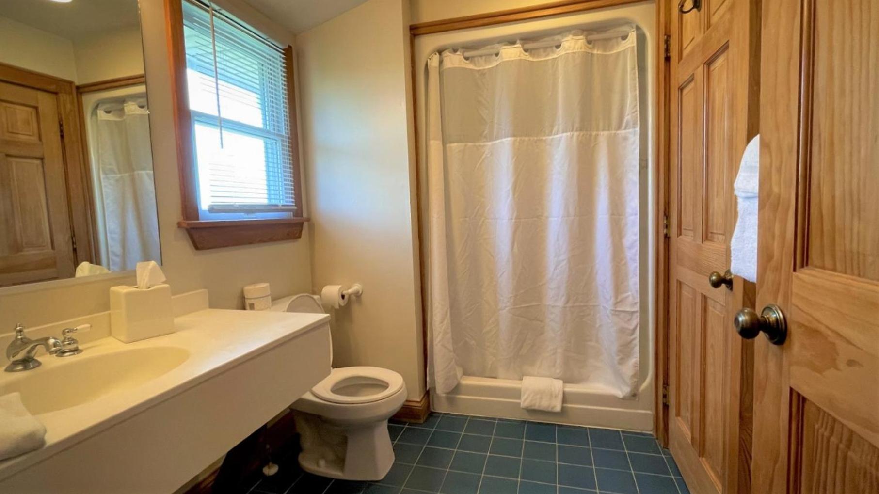 Queen Suite with Pool View - Photo 5