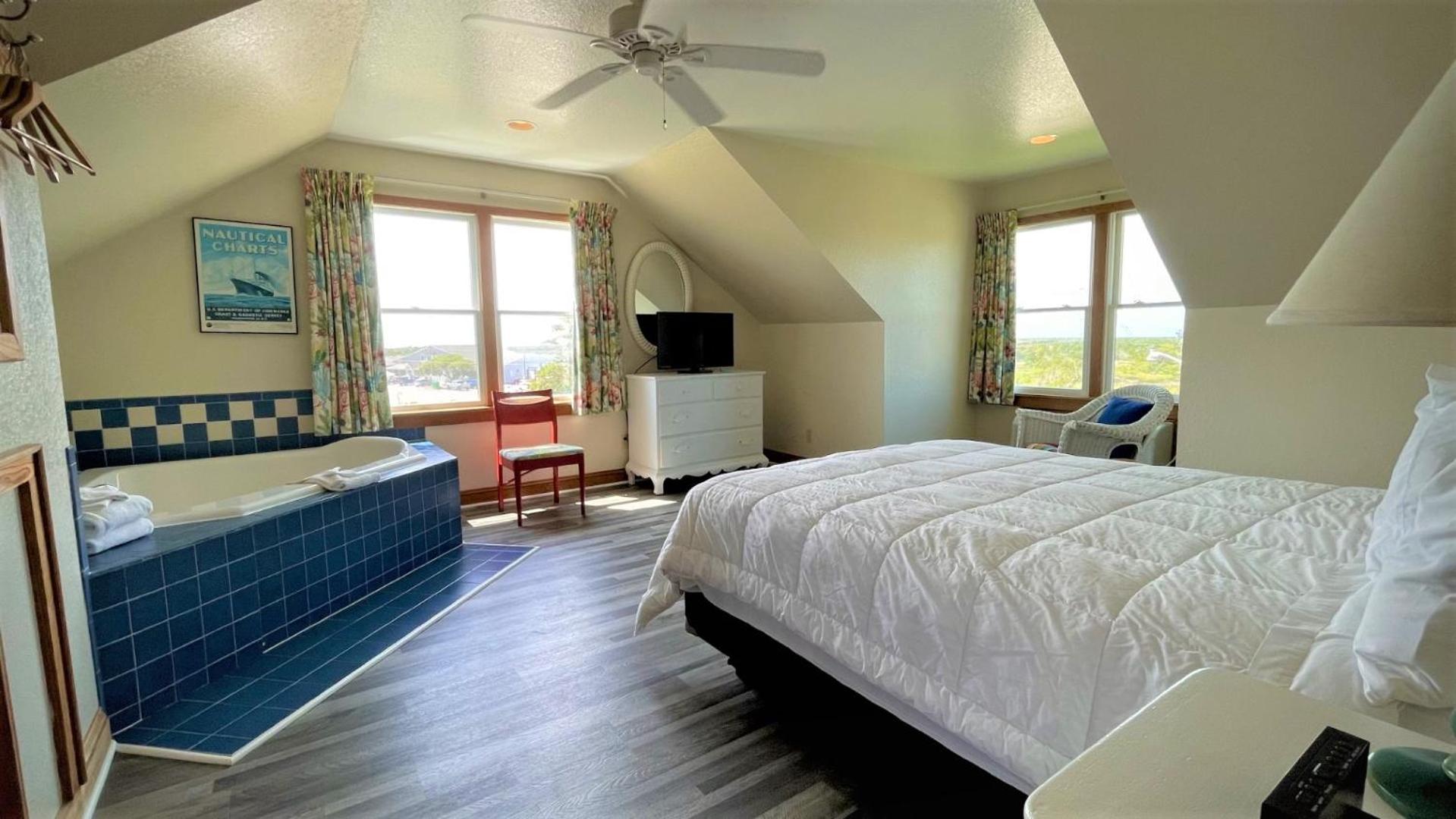 Queen Suite with Pool View - Photo 6