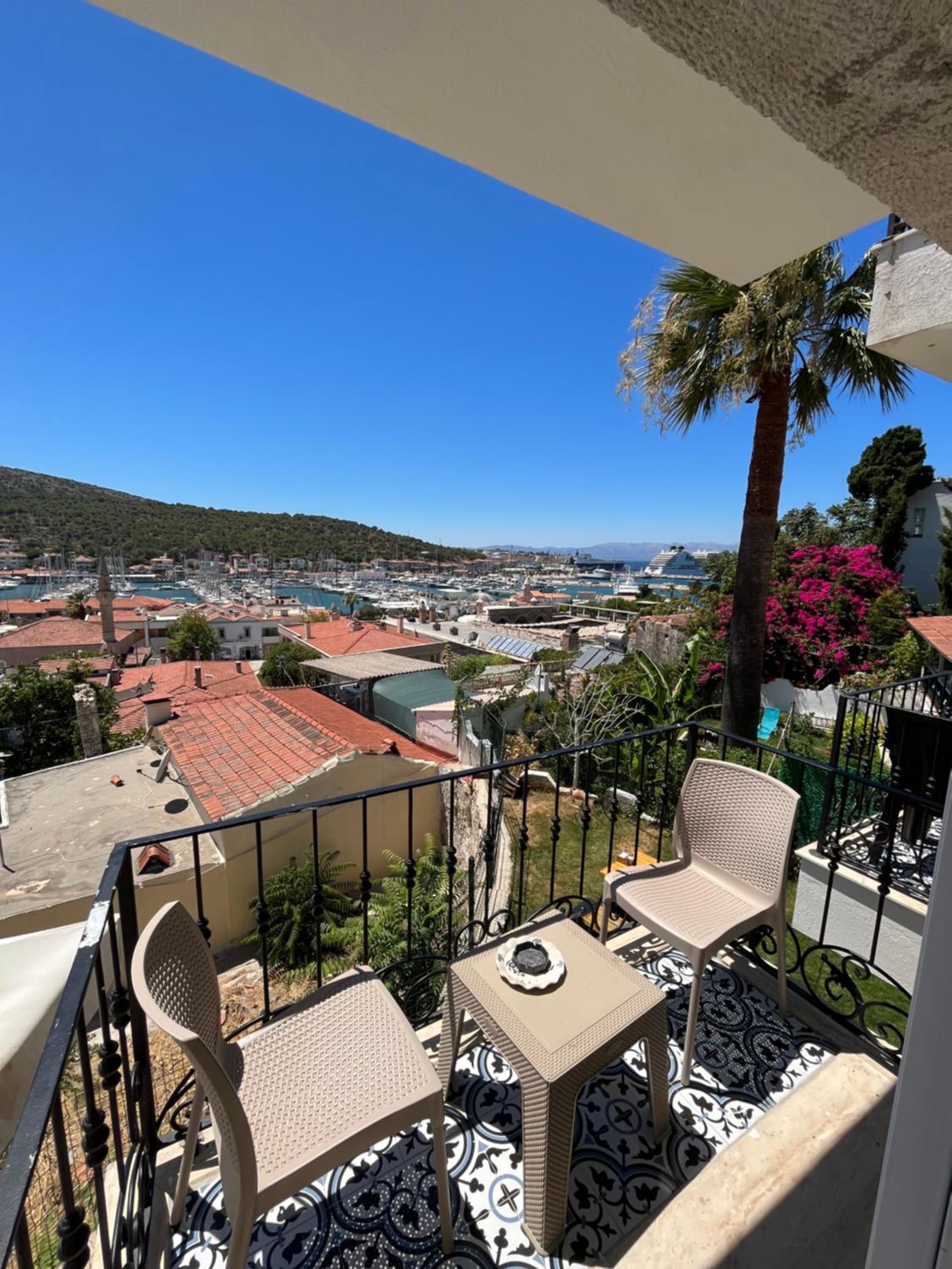 Deluxe Double Room with Balcony and Sea View - Photo 13