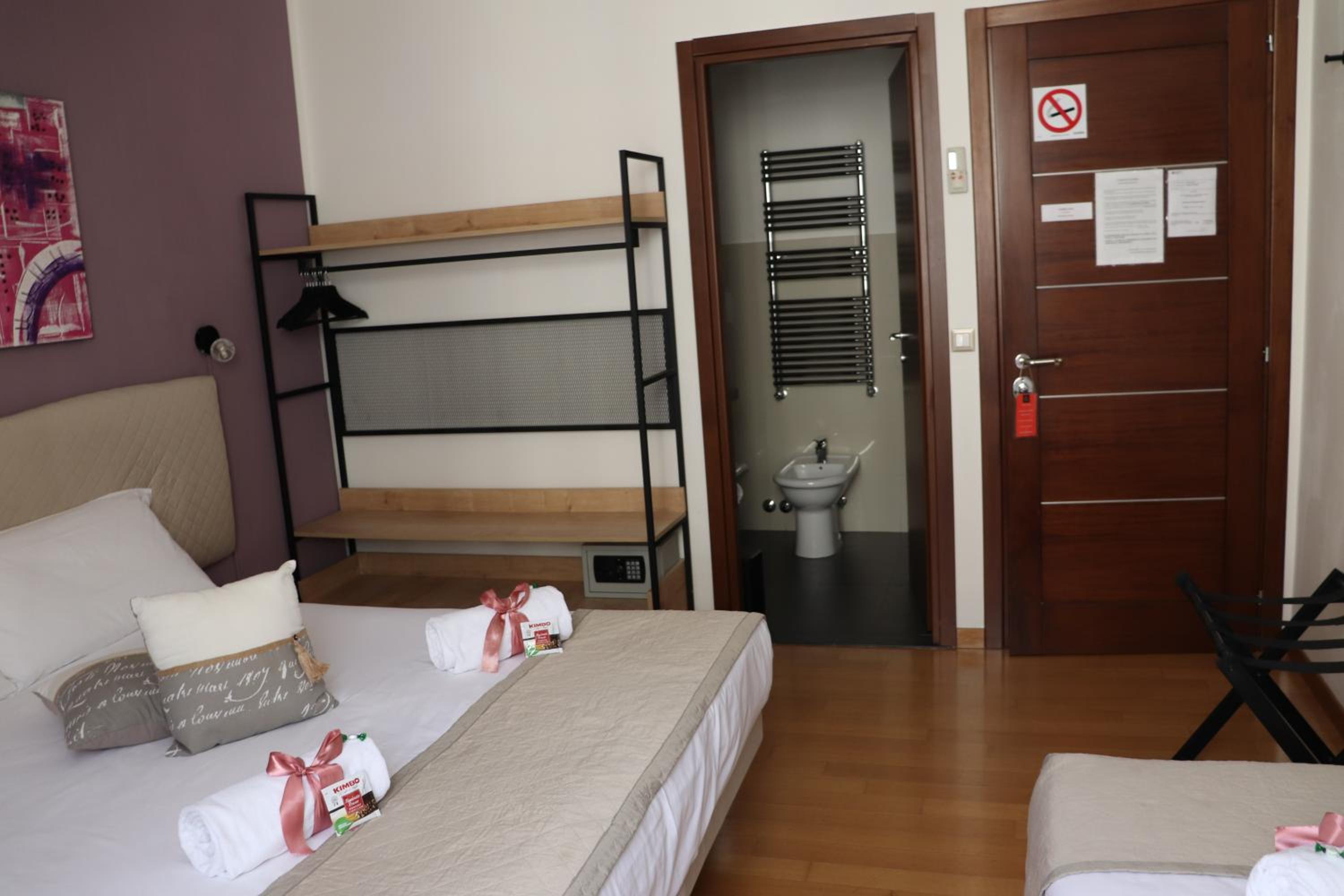 Double or Twin Room with Private Bathroom photo 2