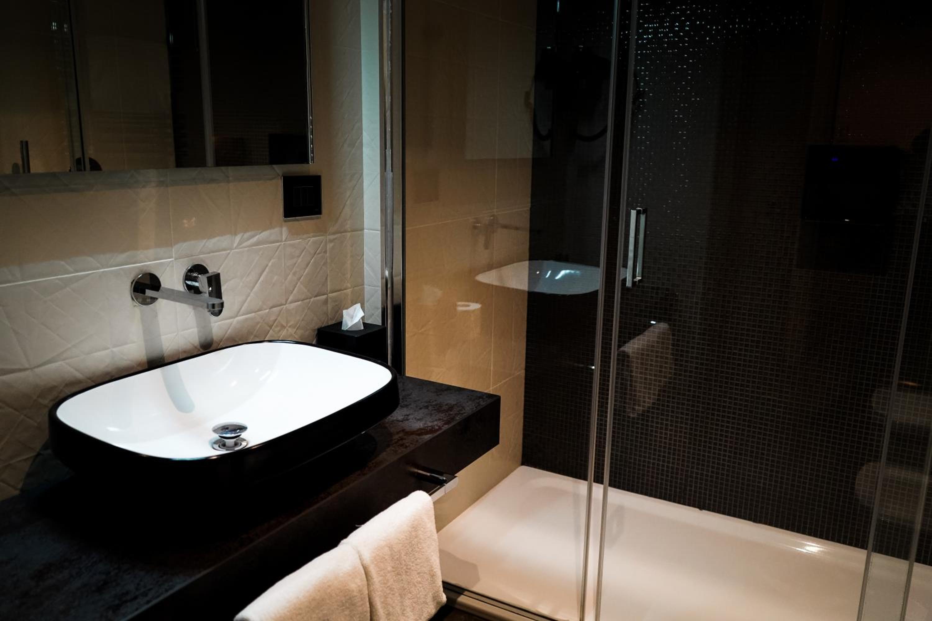 Executive Suite - Photo 2