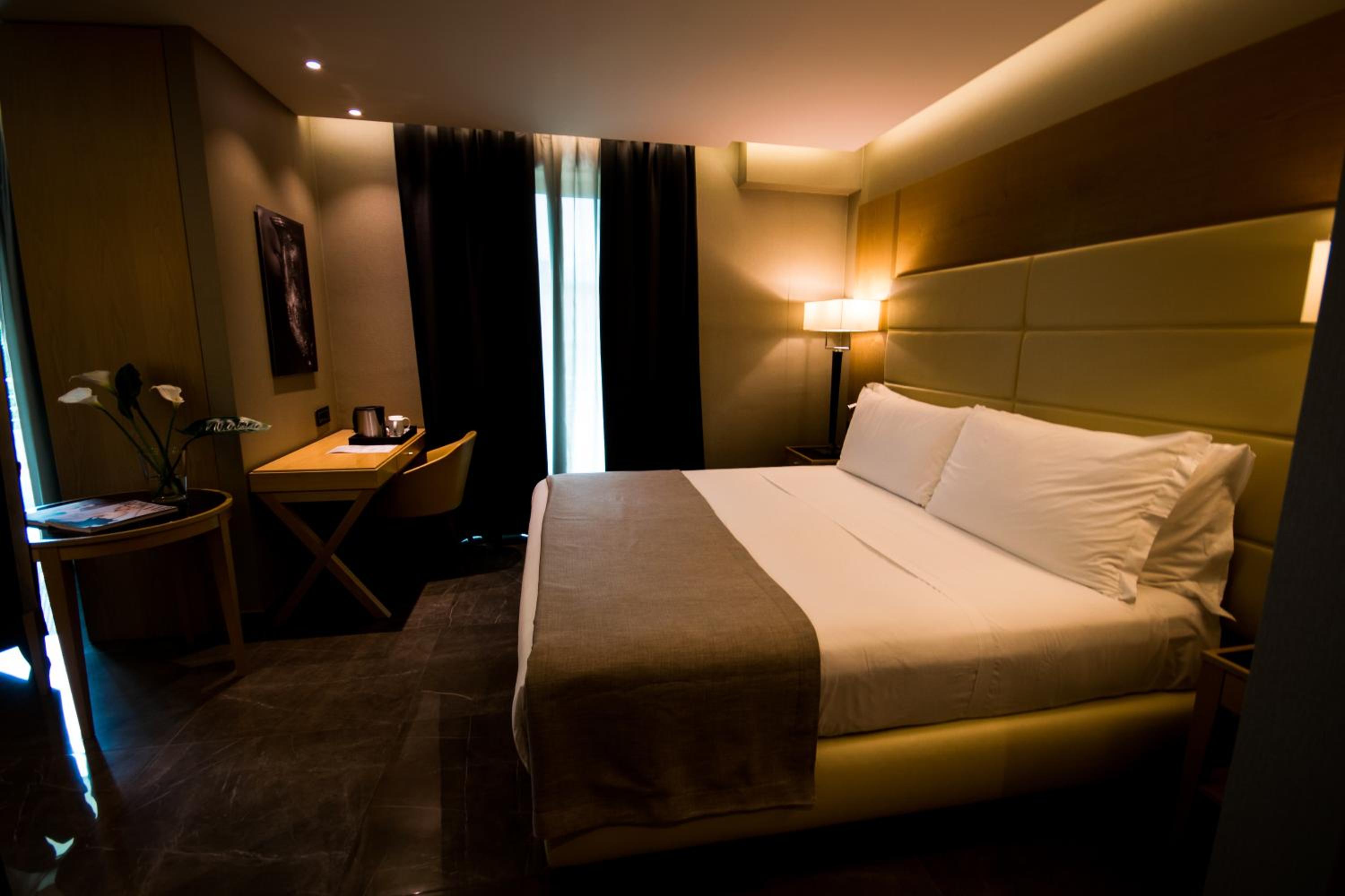 Executive Suite - Photo 6