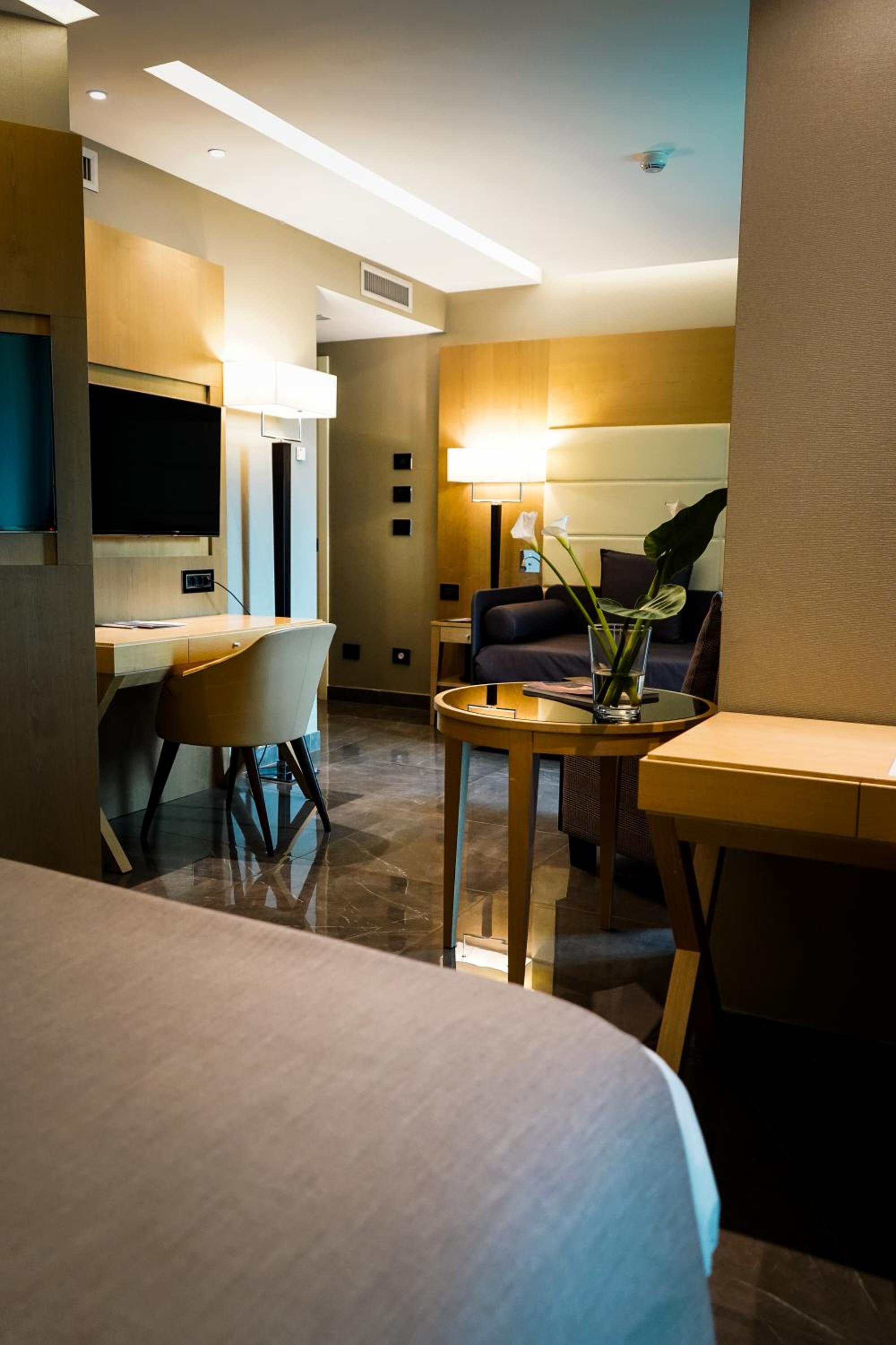Executive Suite - Photo 1