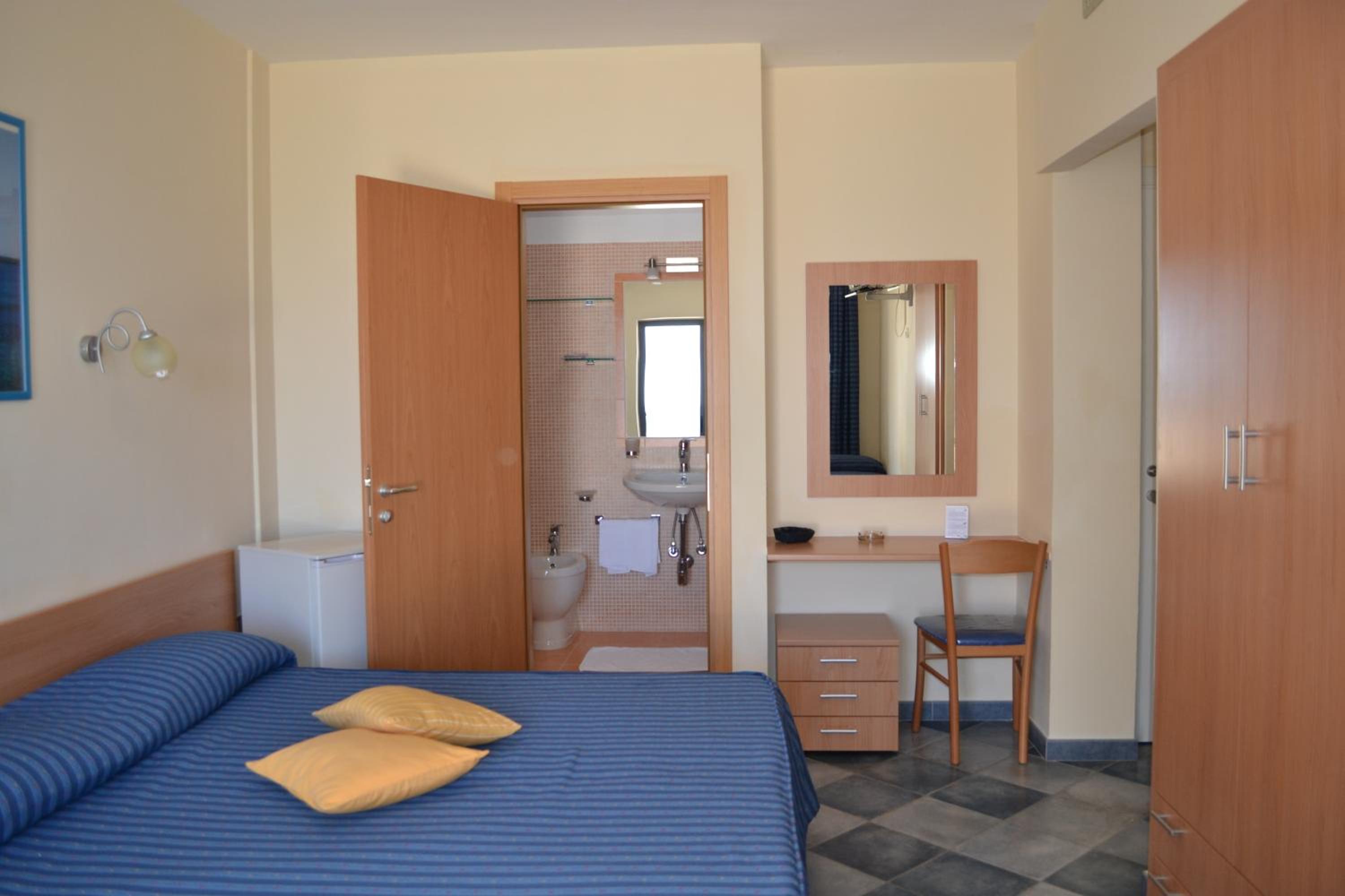Double or Twin Room with Sea View - Photo 4