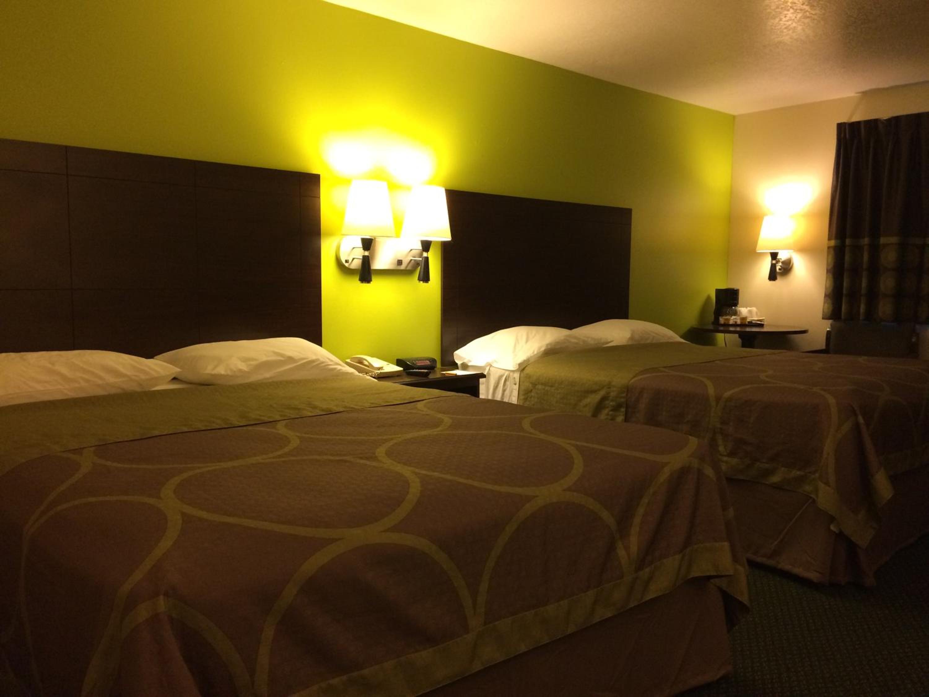 Queen Room with Two Queen Beds - Non-Smoking - Photo 2