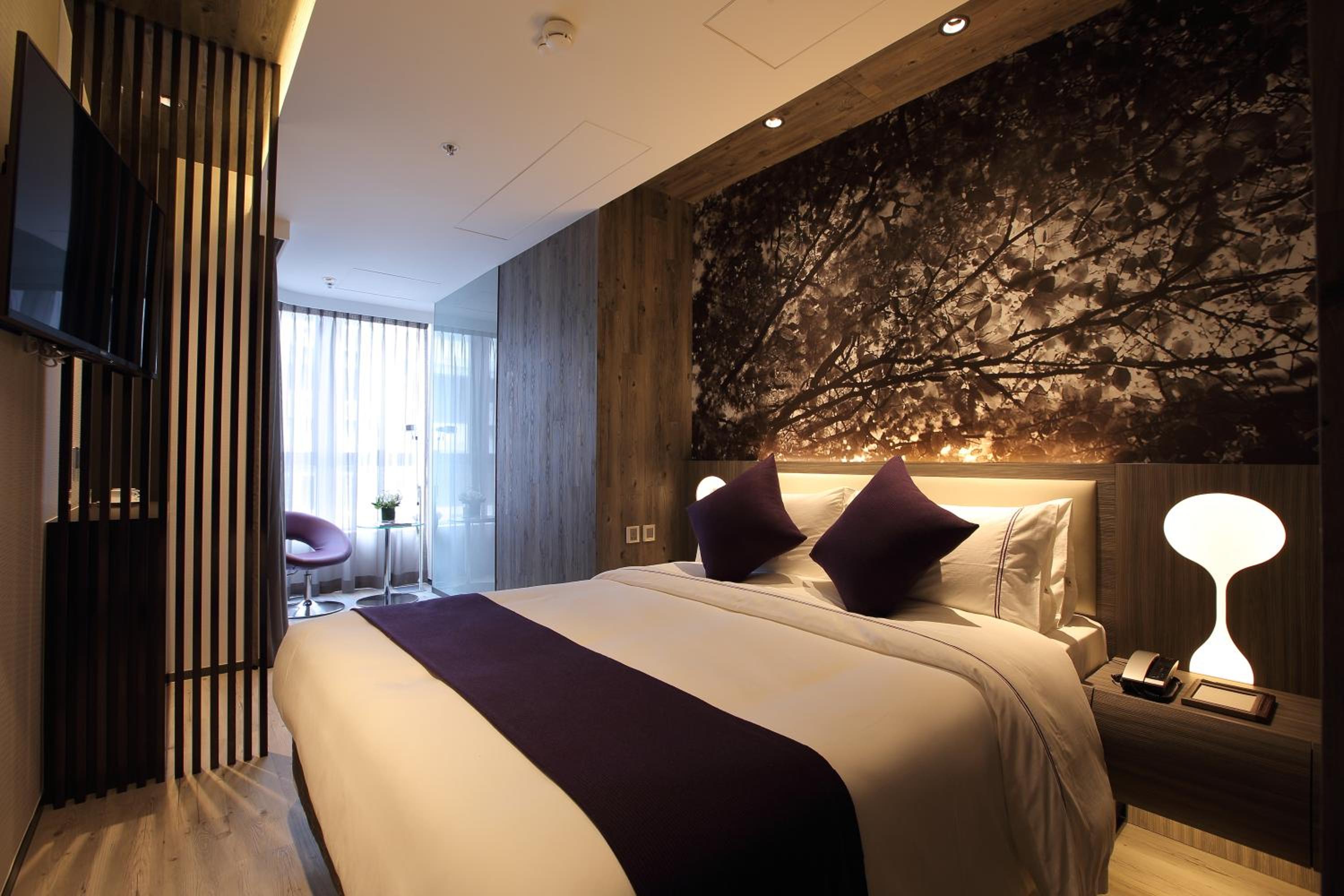 Deluxe Queen Room