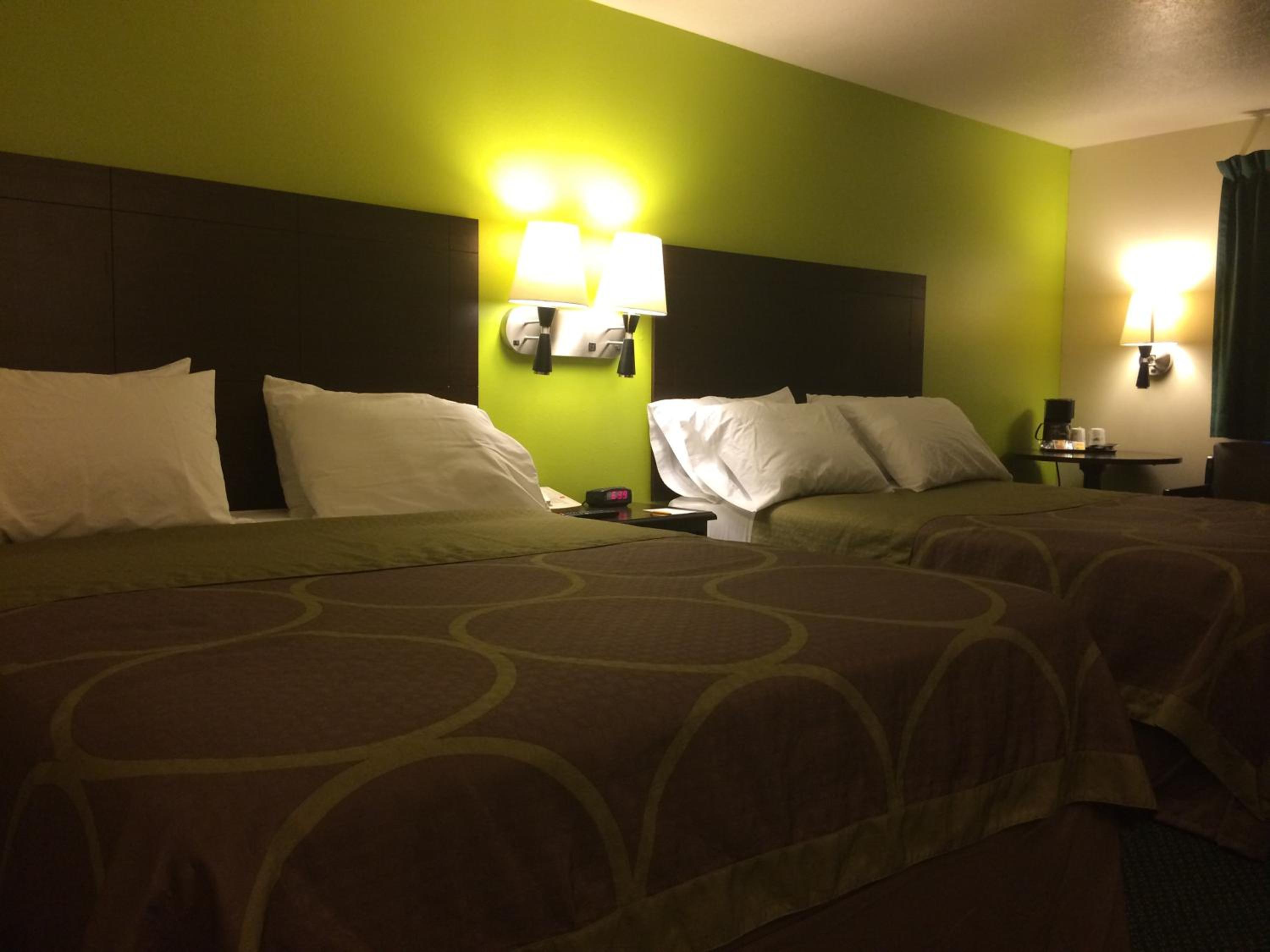Queen Room with Two Queen Beds - Non-Smoking - Photo 4