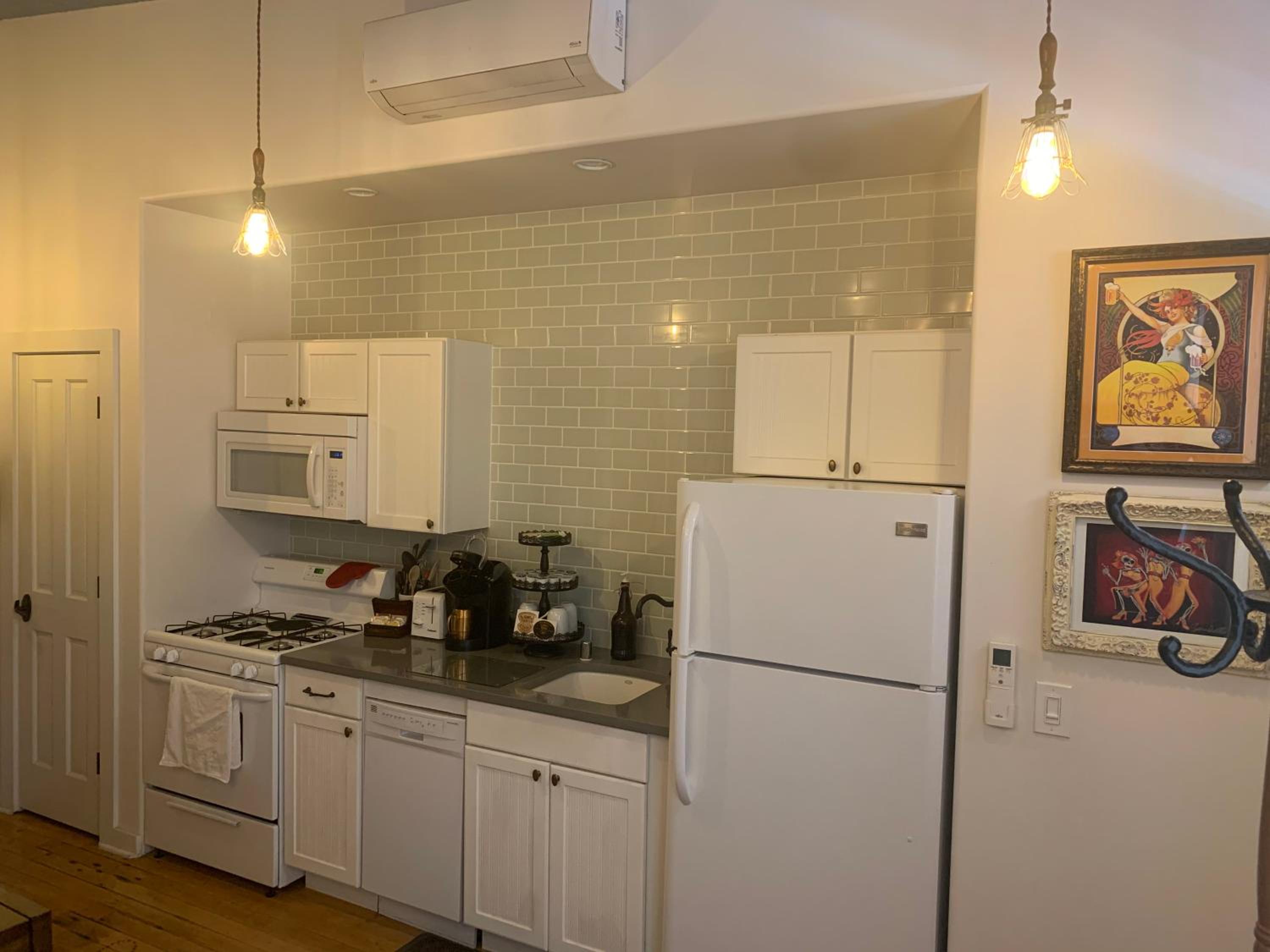 Deluxe Queen Suite - Photo 21