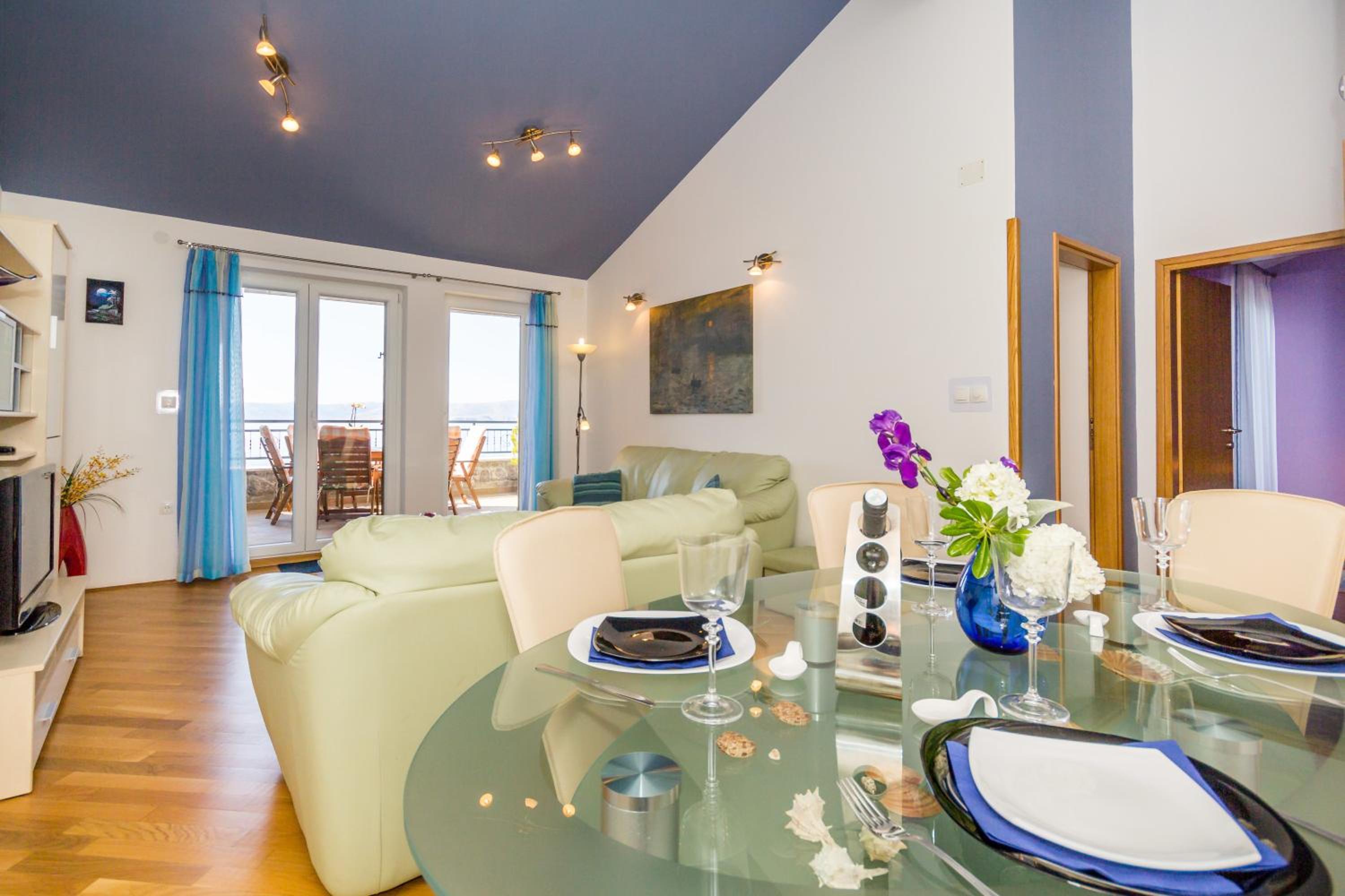 Appartamento con 2 Camere da Letto, Balcone e Vista mare