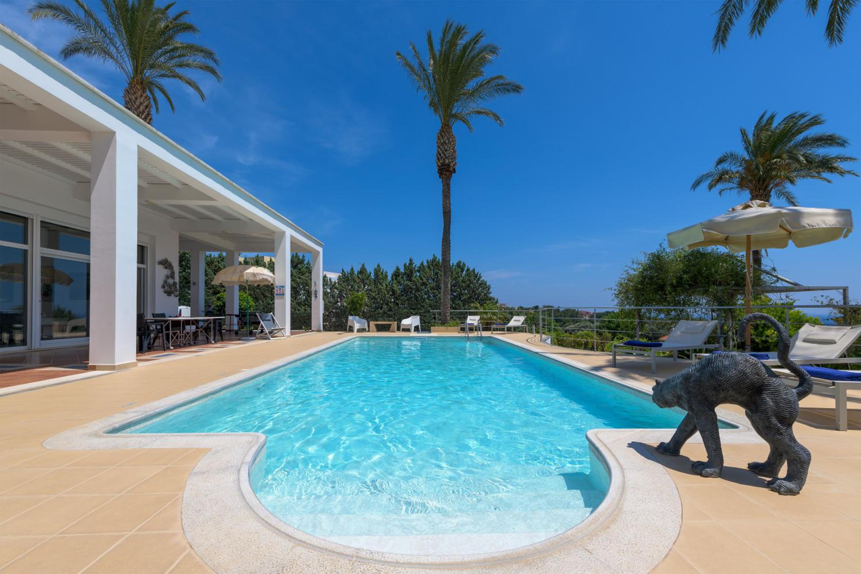 Five-Bedroom Villa with Private Pool and Sea View photo 3