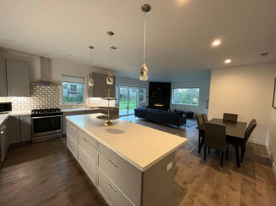 Three-Bedroom House photo 3