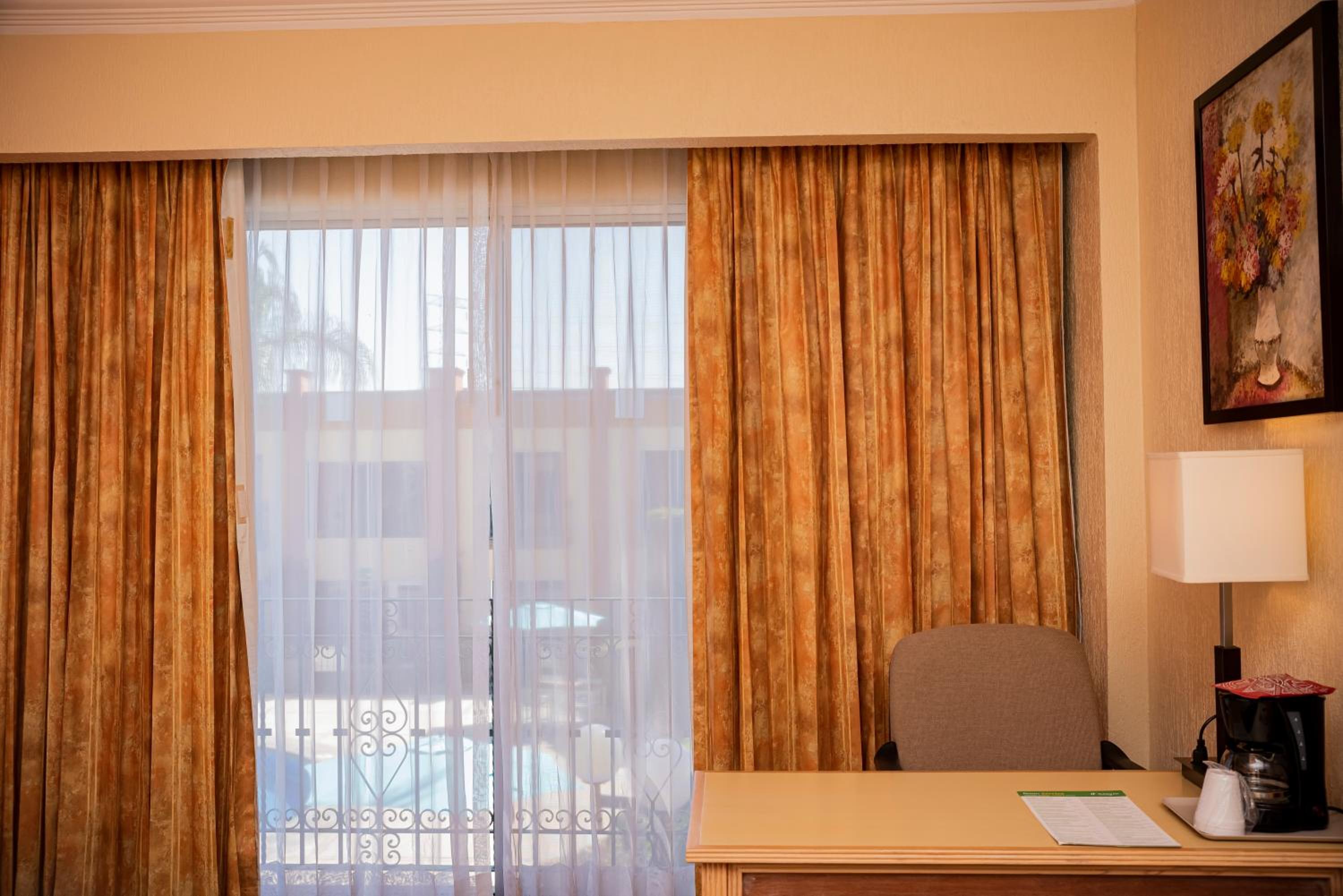 Standard King Room - Photo 2
