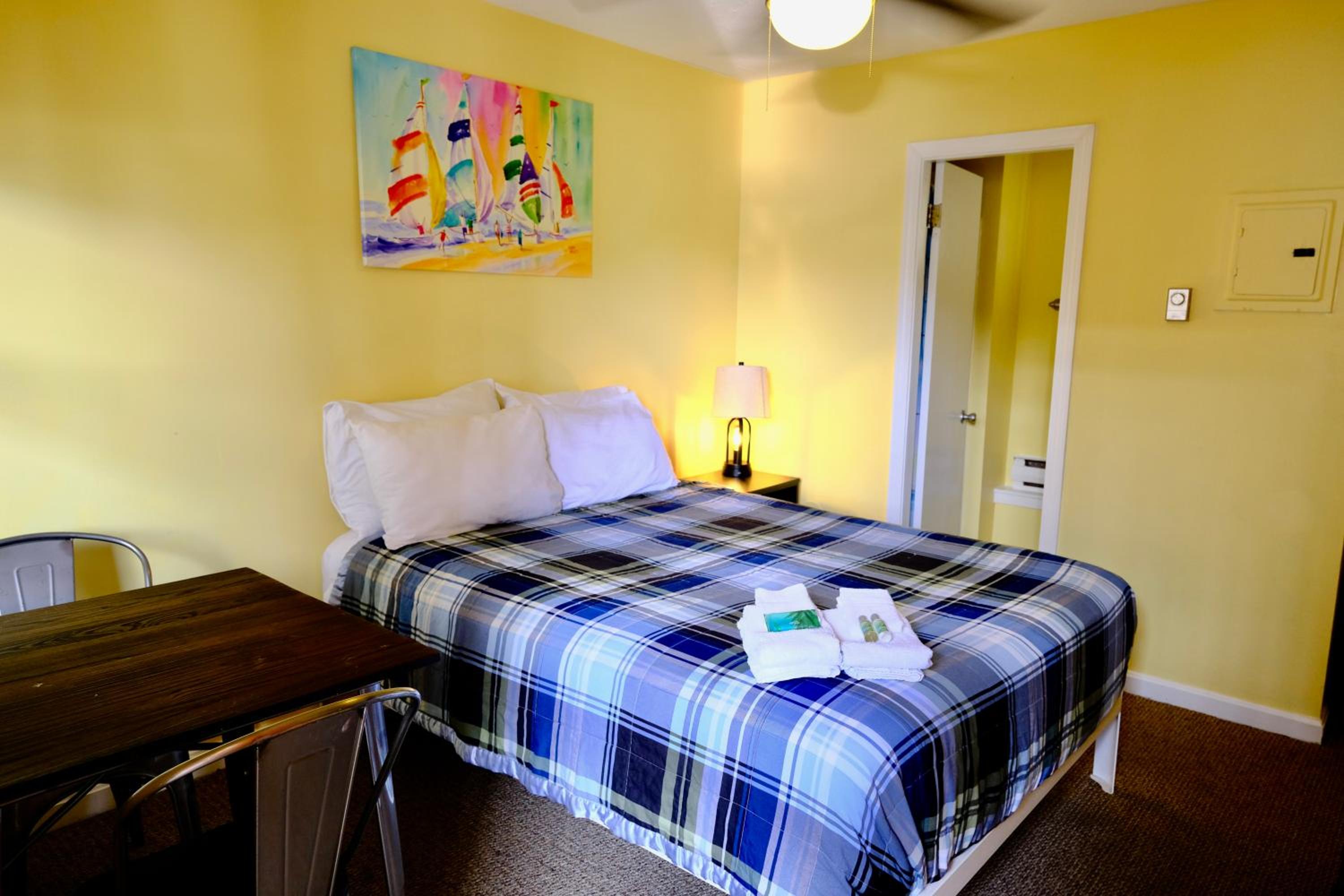 Queen Room with Futon - Photo 4