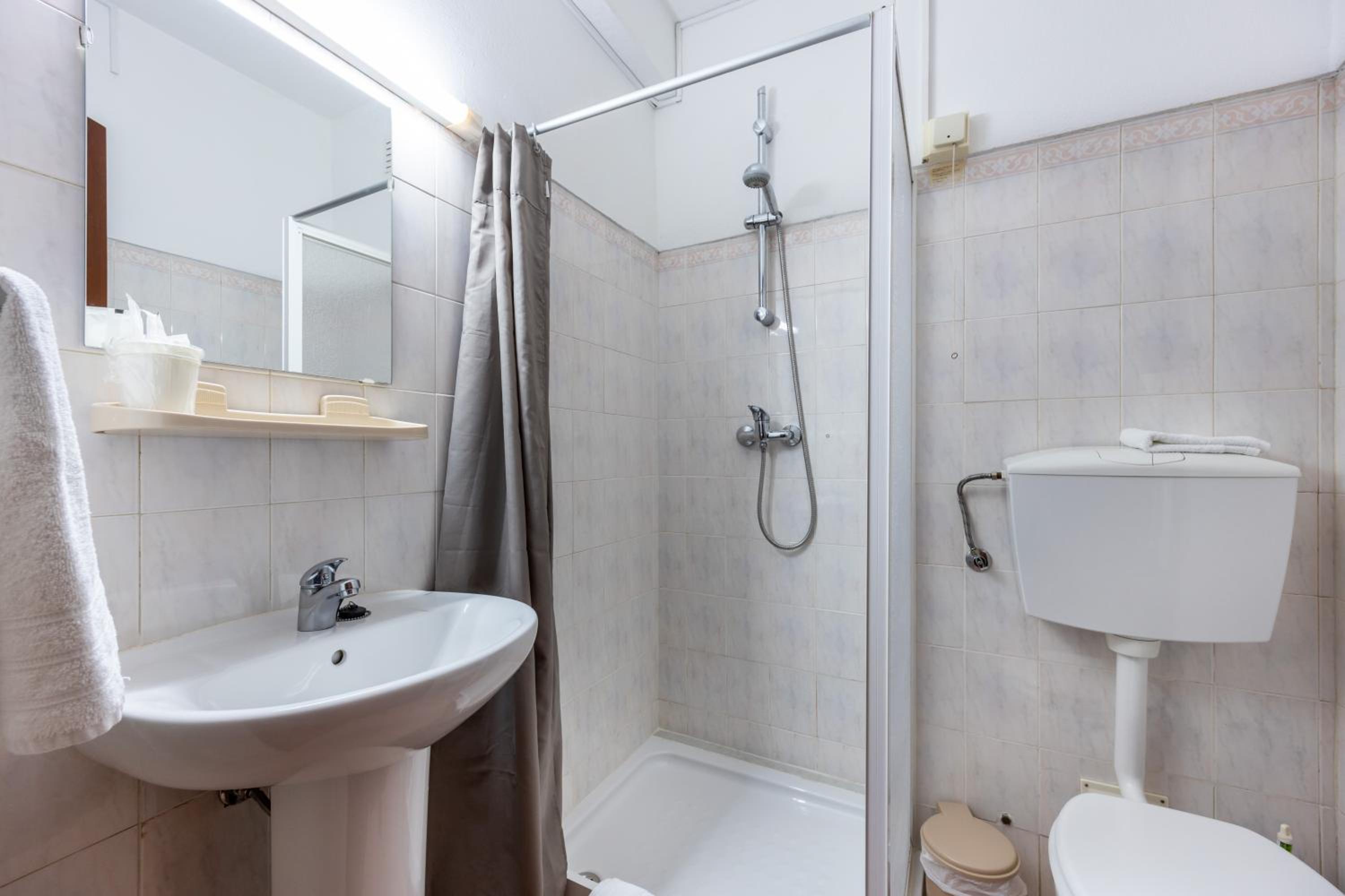 Standard Double or Twin Room photo 3