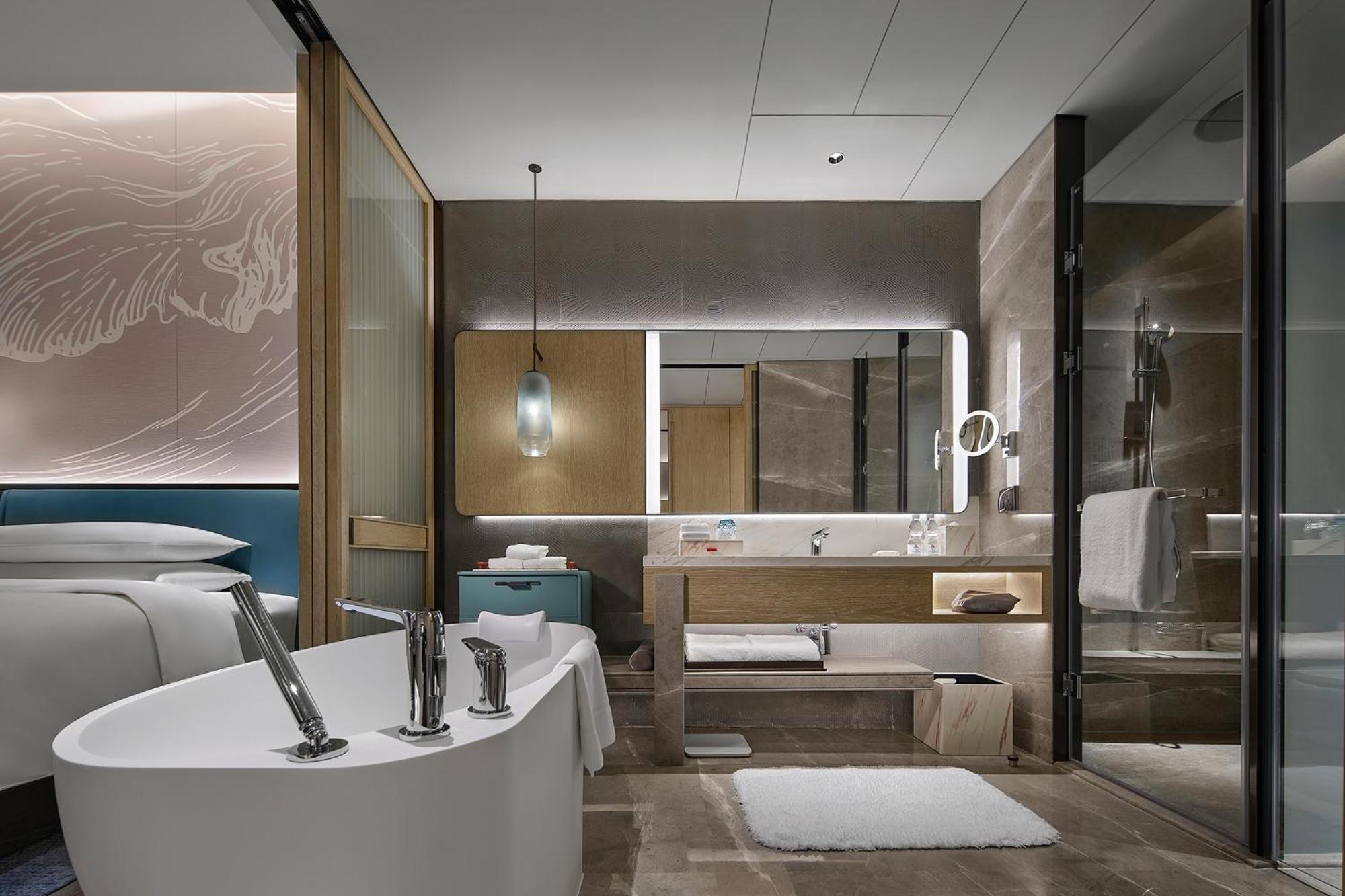 Premium King Suite with Balcony and Ocean View - Photo 2