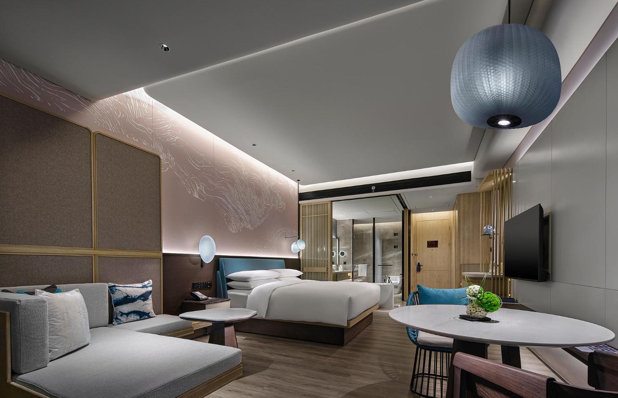 Deluxe King Room with Ocean View - Photo 3