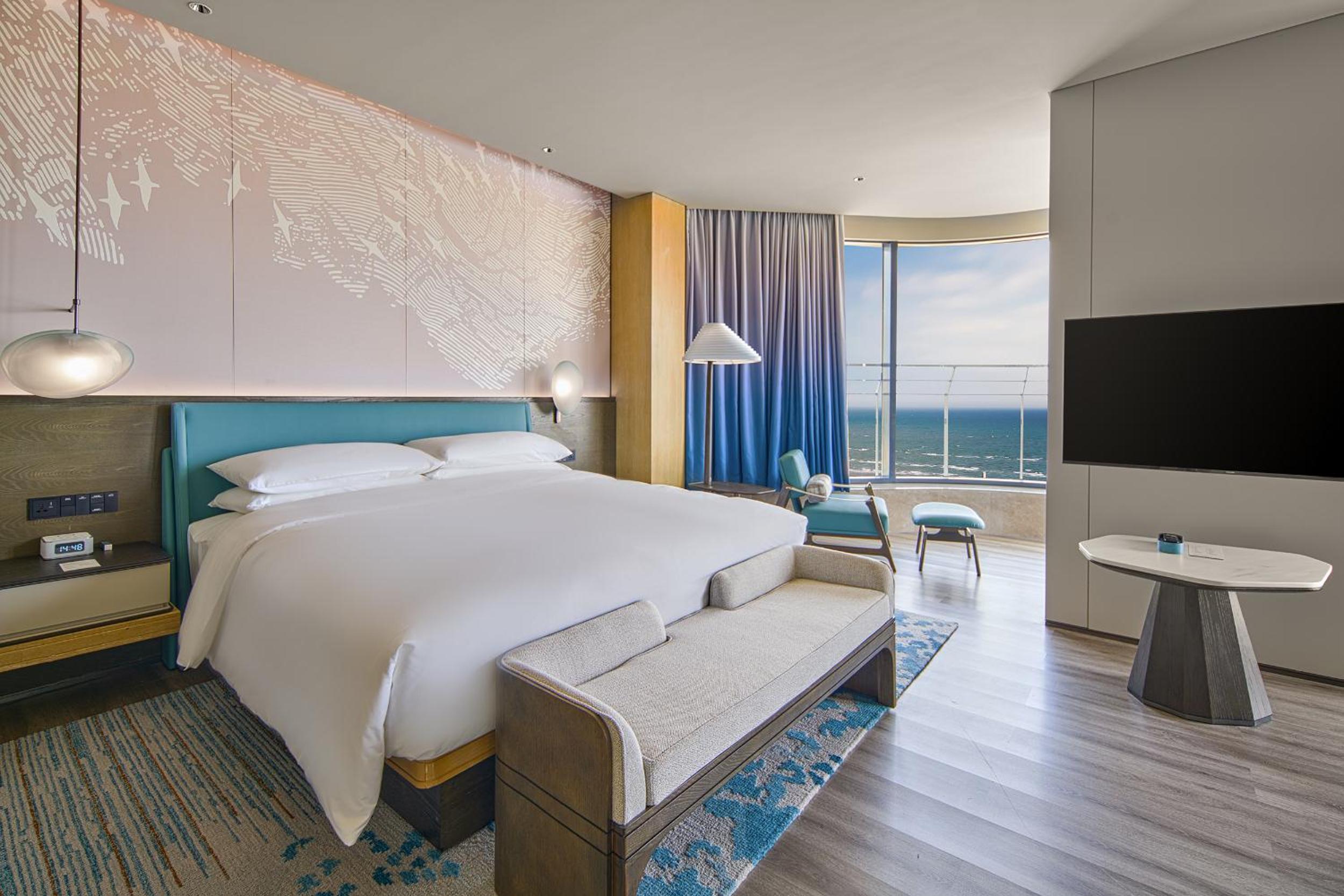 Premium King Suite with Balcony and Ocean View - Photo 6