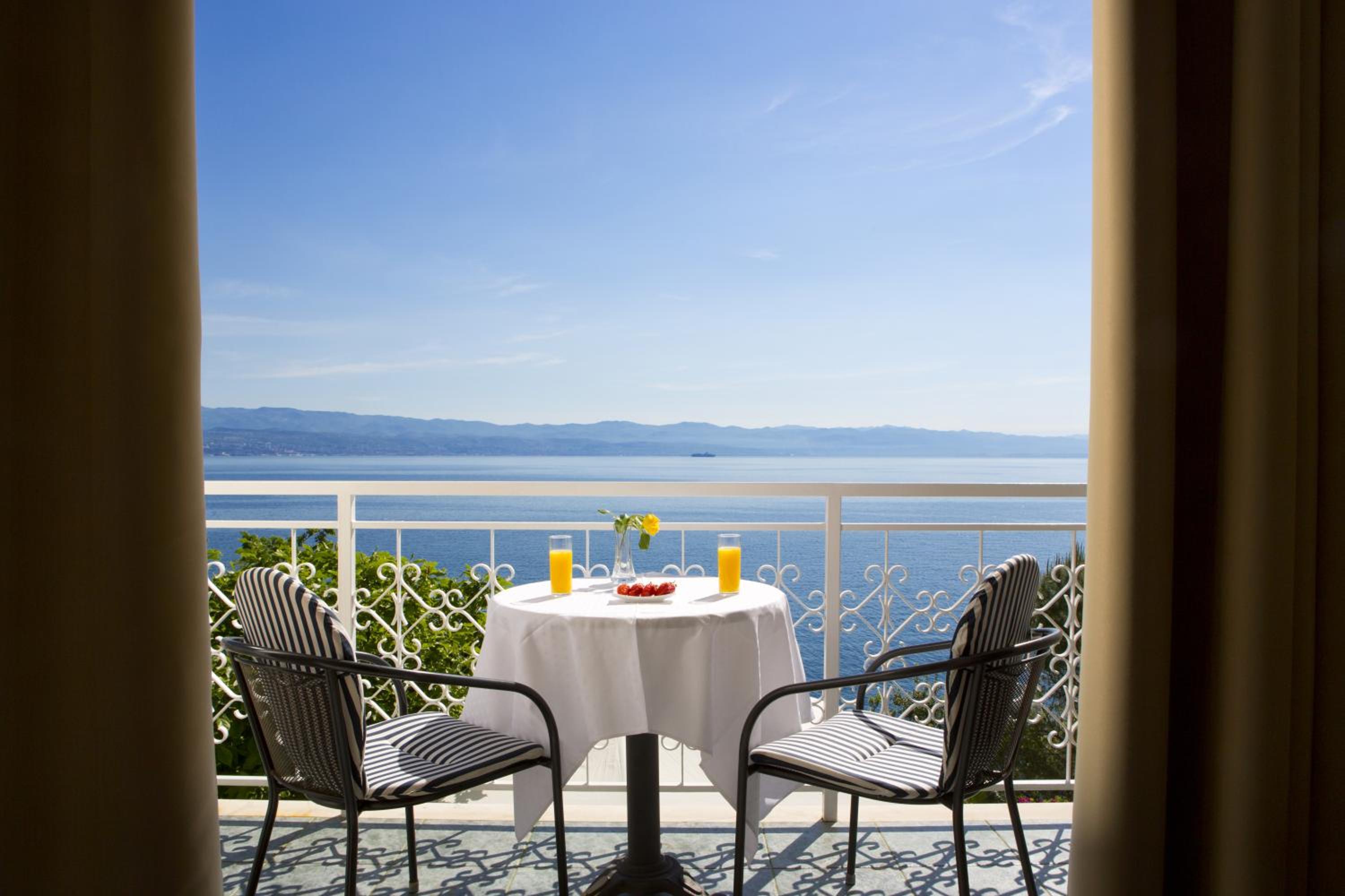 Double or Twin Room with Sea View photo 2