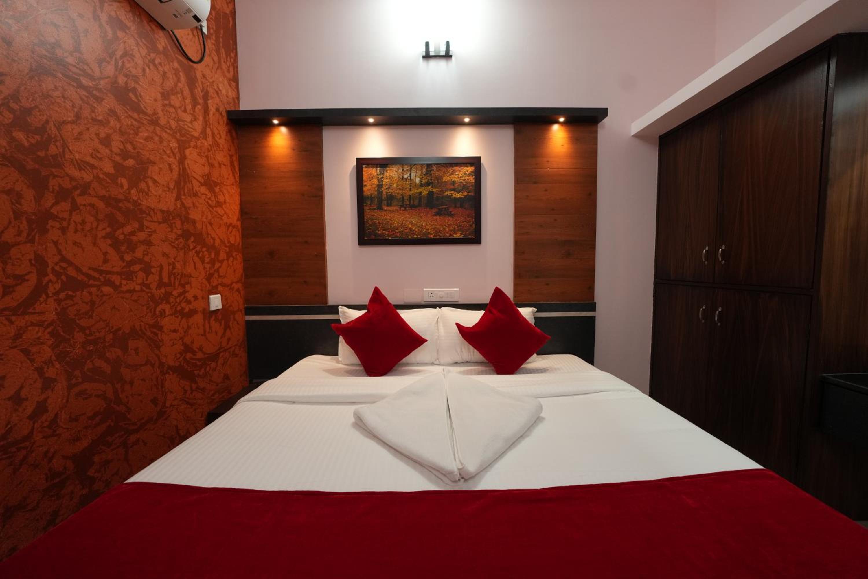 Deluxe Double Room (2 Adults + 1 Child) photo 1