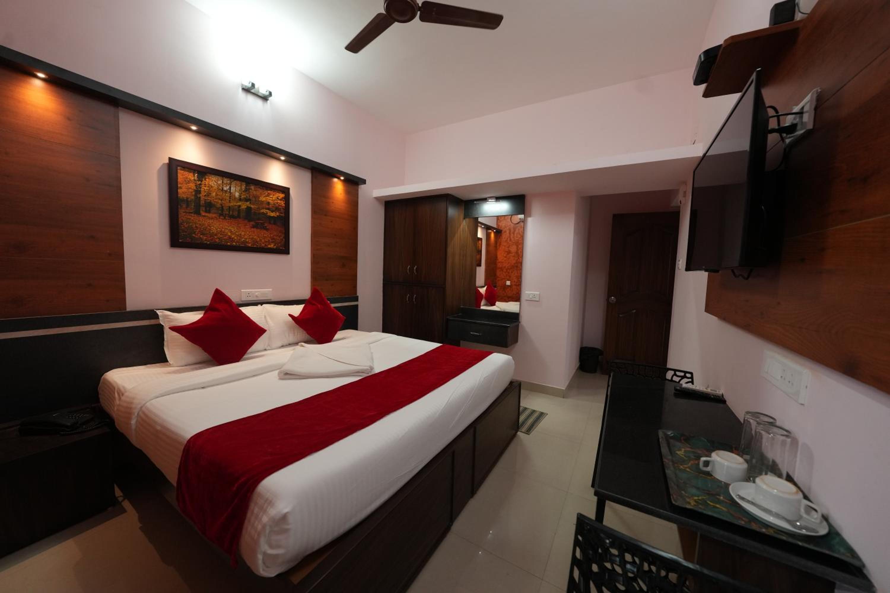 Deluxe Double Room (2 Adults + 1 Child) photo 2