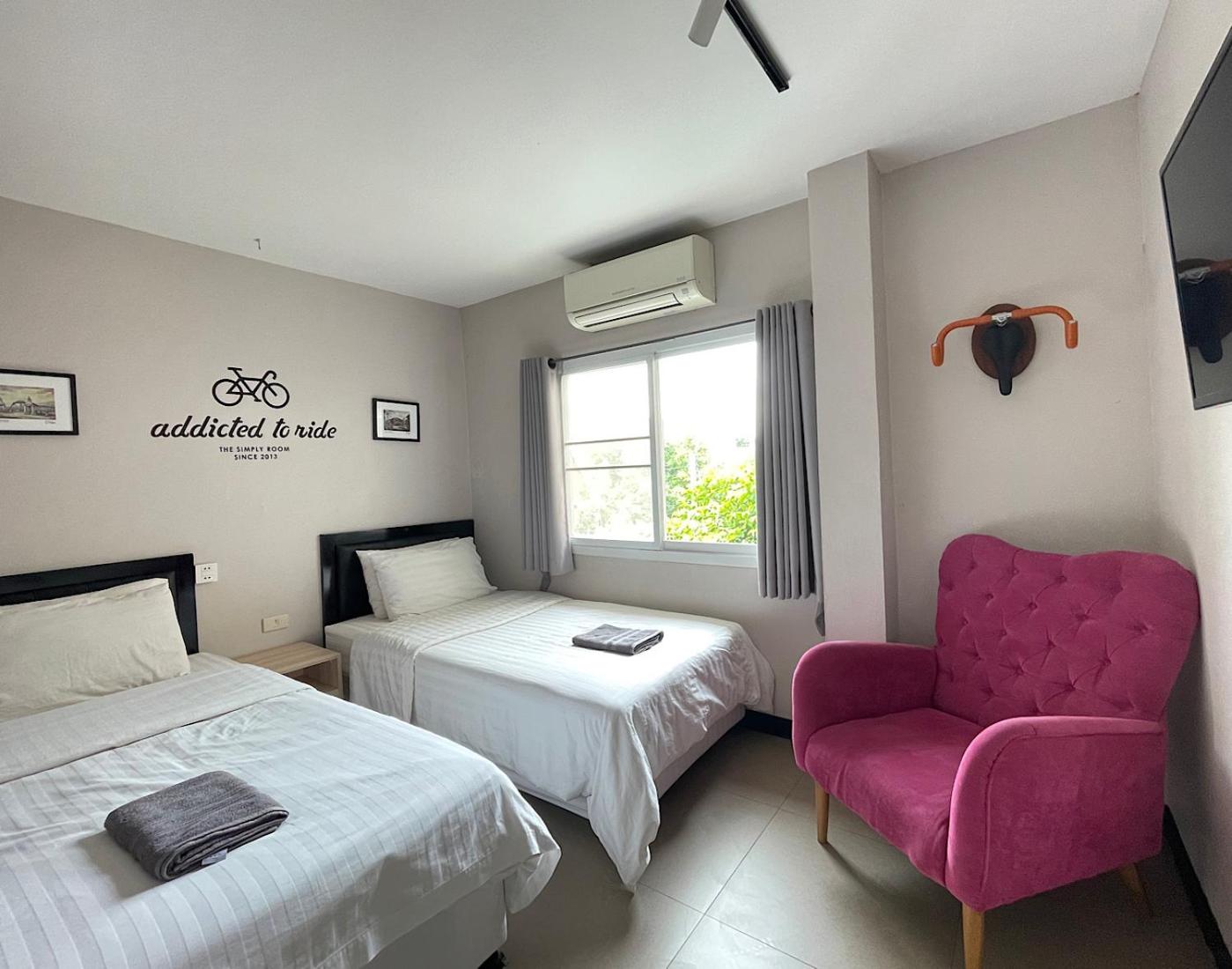 Twin Room with Private Bathroom - Photo 19