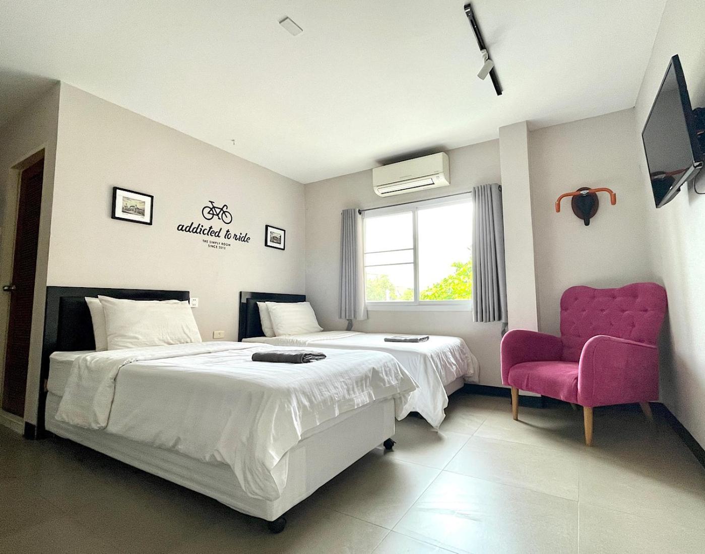 Twin Room with Private Bathroom - Photo 17