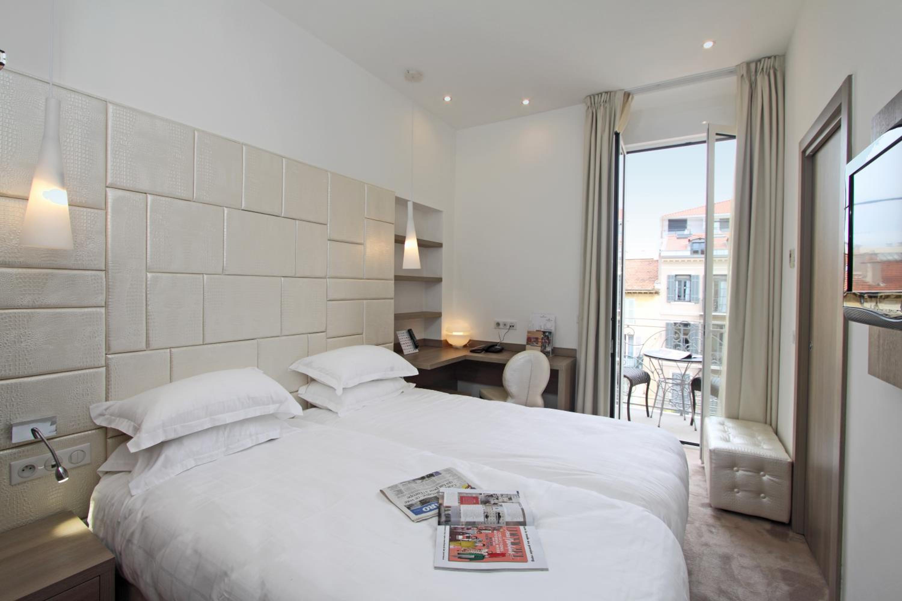 Double Room with Balcony - Photo 15