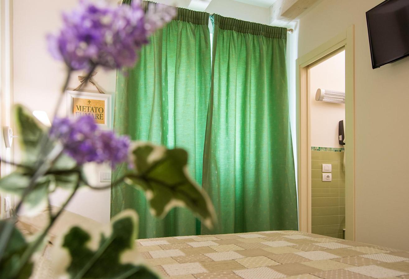 Queen Room photo 2