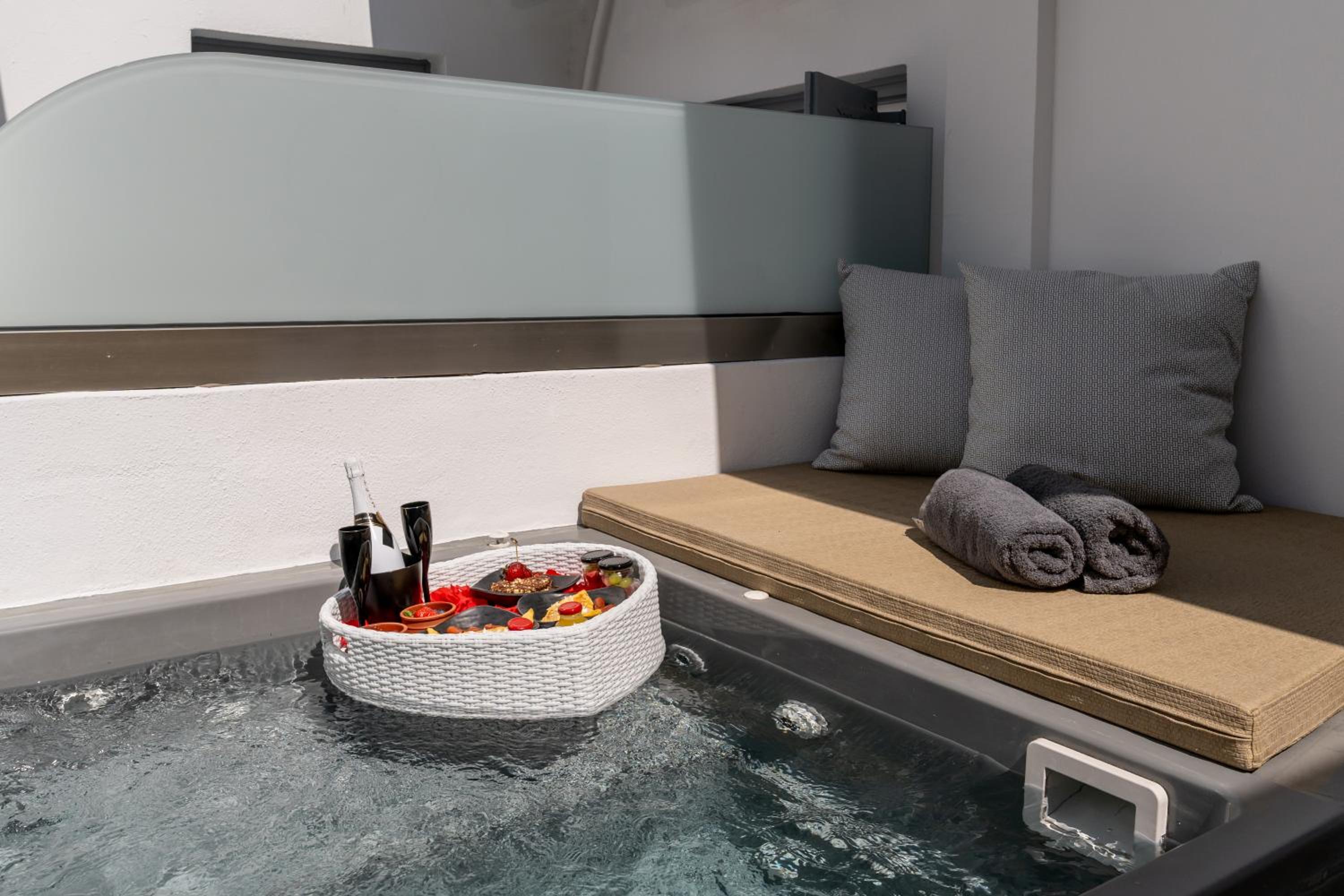 Junior Suite with with private outdoor jetted and courtyard view tub - Photo 2