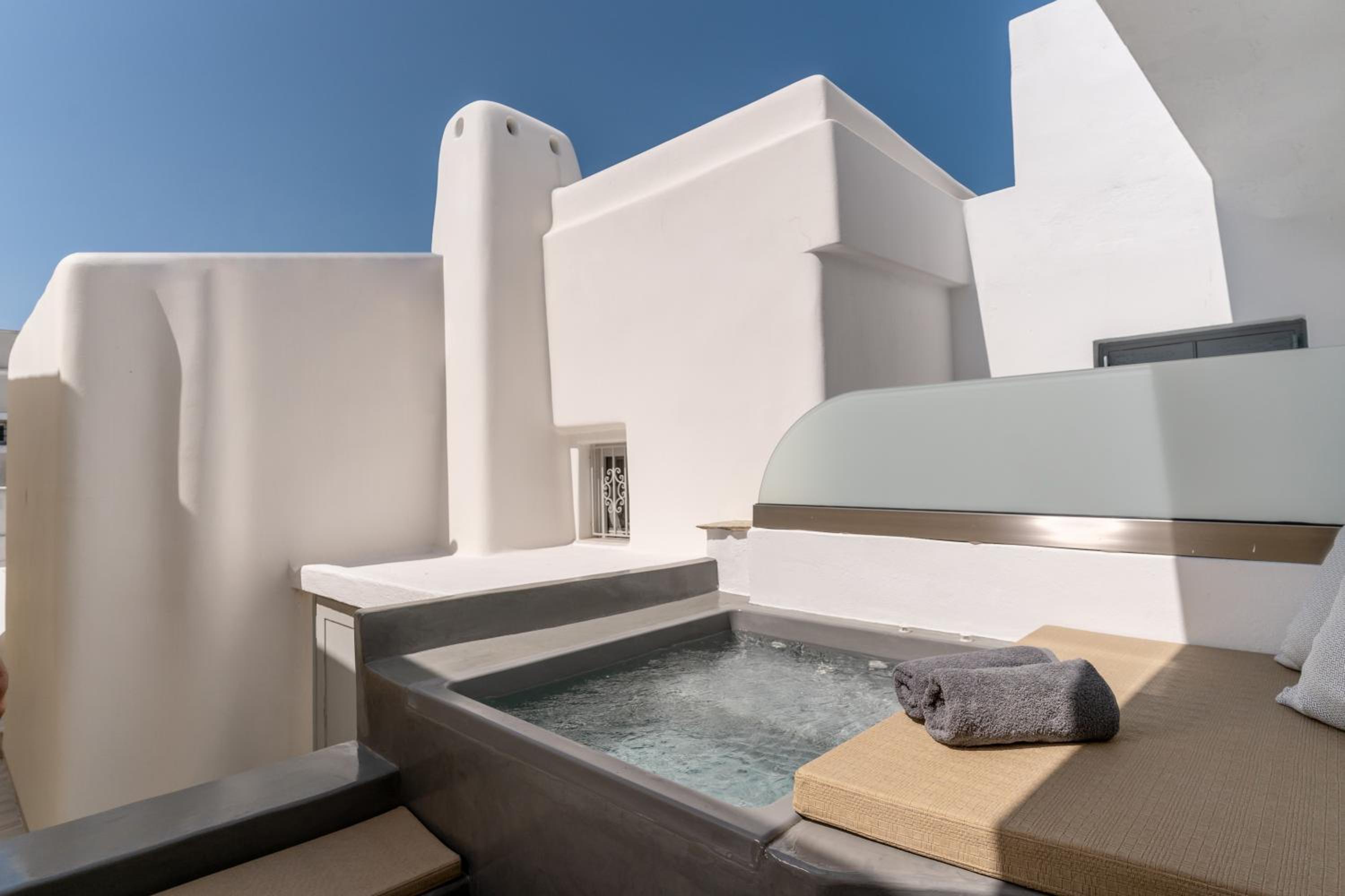 Junior Suite with with private outdoor jetted and courtyard view tub - Photo 10