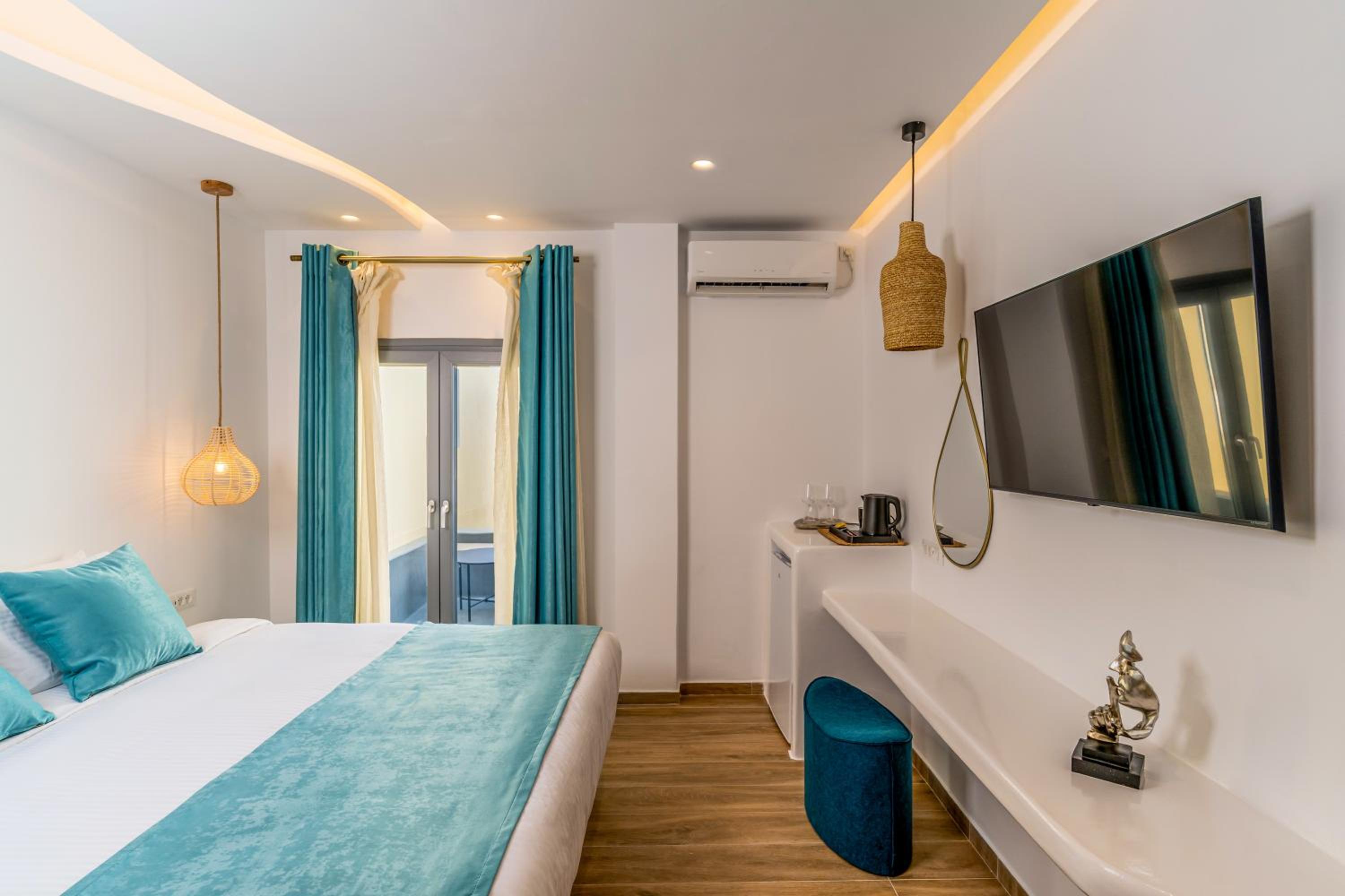 Junior Suite with with private outdoor jetted and courtyard view tub