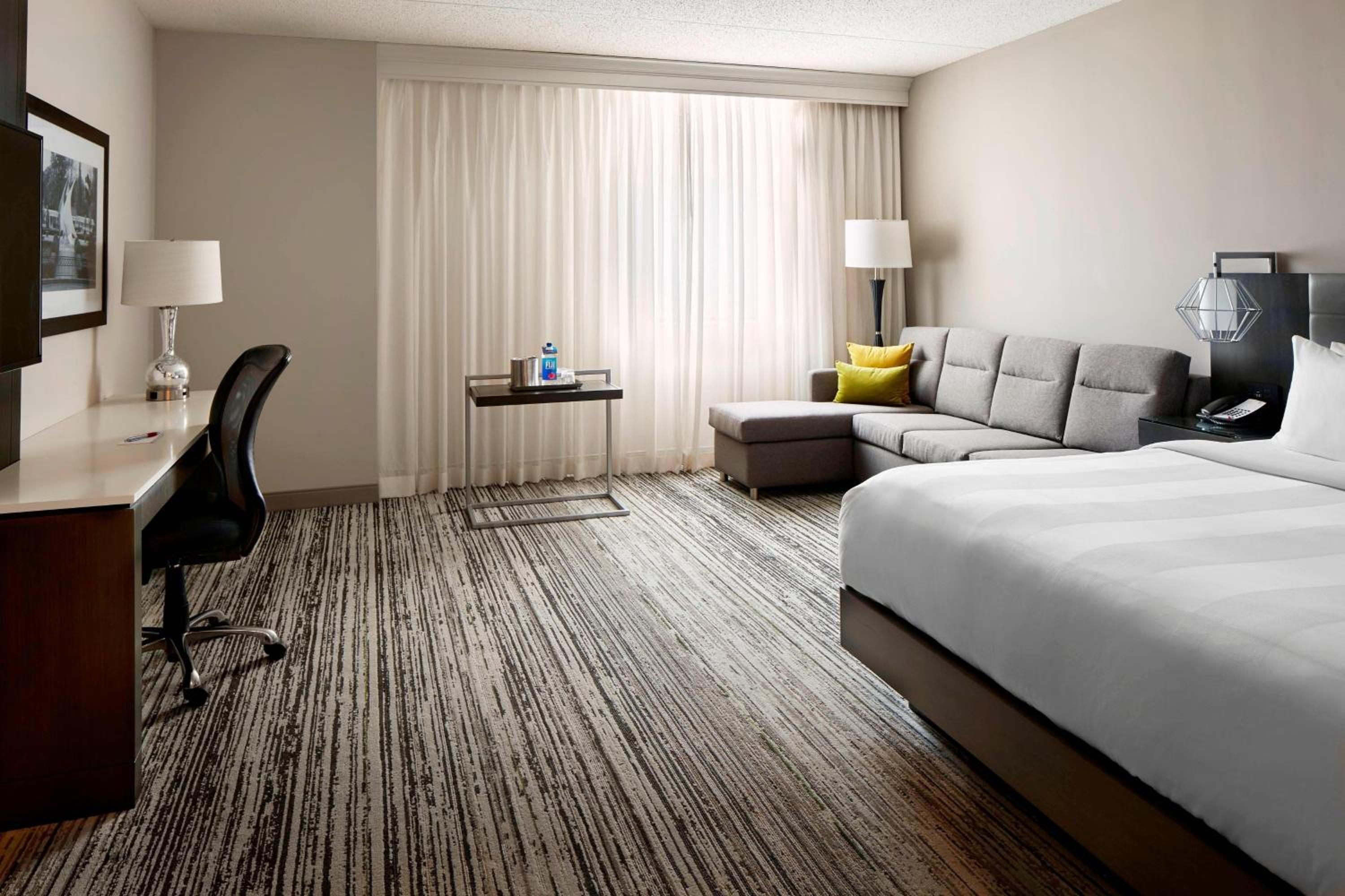 King Room with Sofa Bed - Photo 5