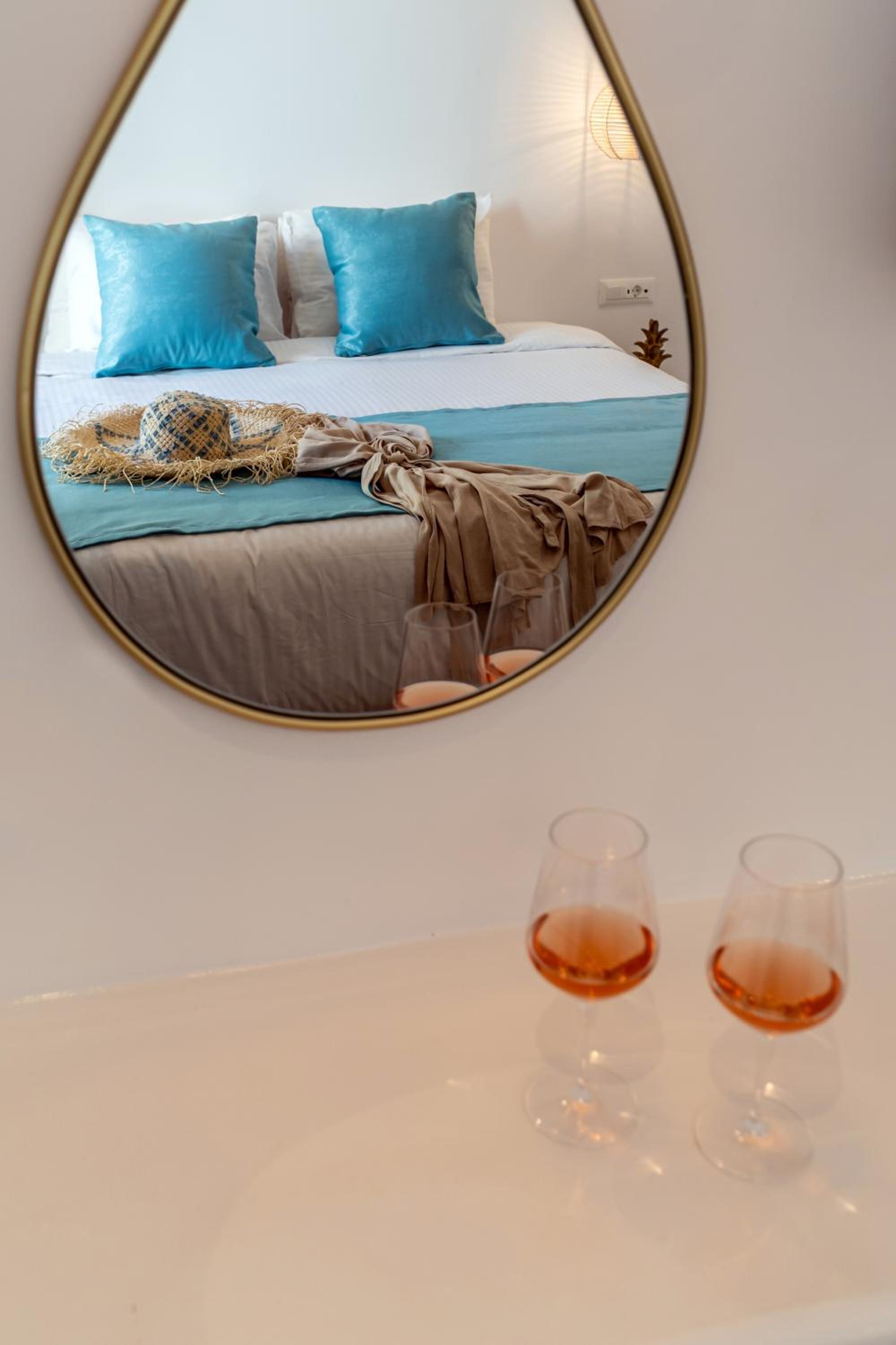 Junior Suite with with private outdoor jetted and courtyard view tub - Photo 6