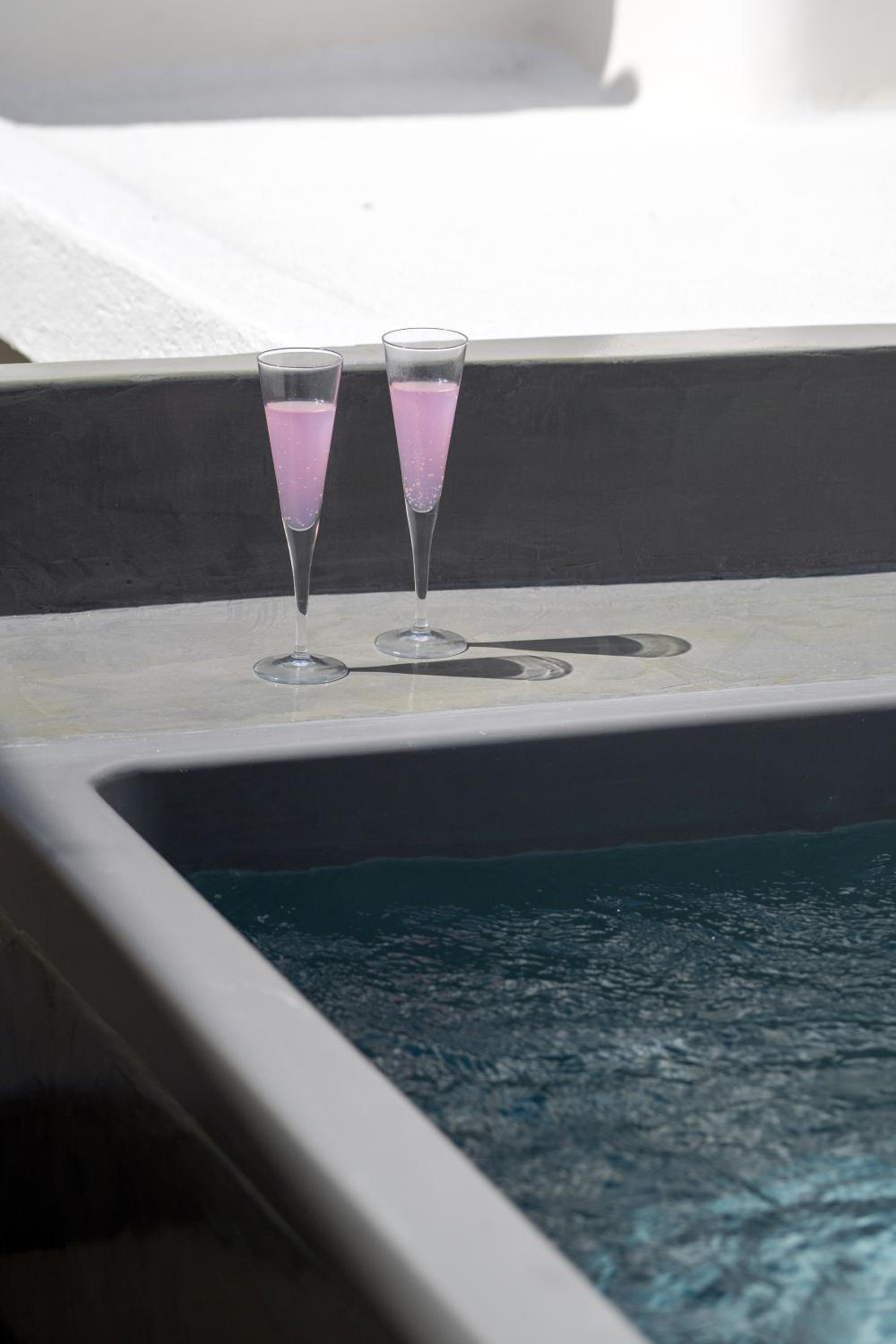 Junior Suite with with private outdoor jetted and courtyard view tub - Photo 8