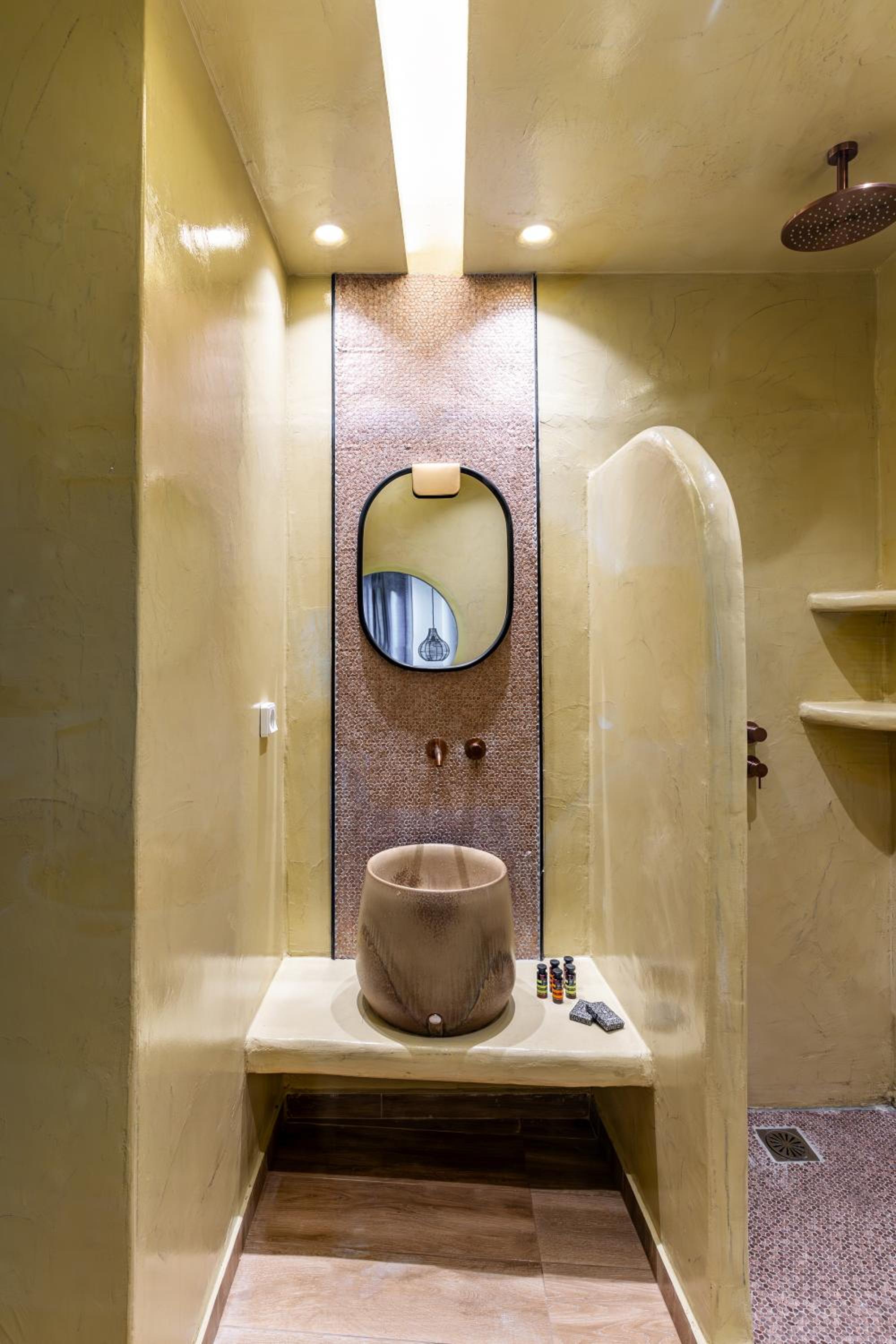 Junior Suite with with private outdoor jetted and courtyard view tub - Photo 3