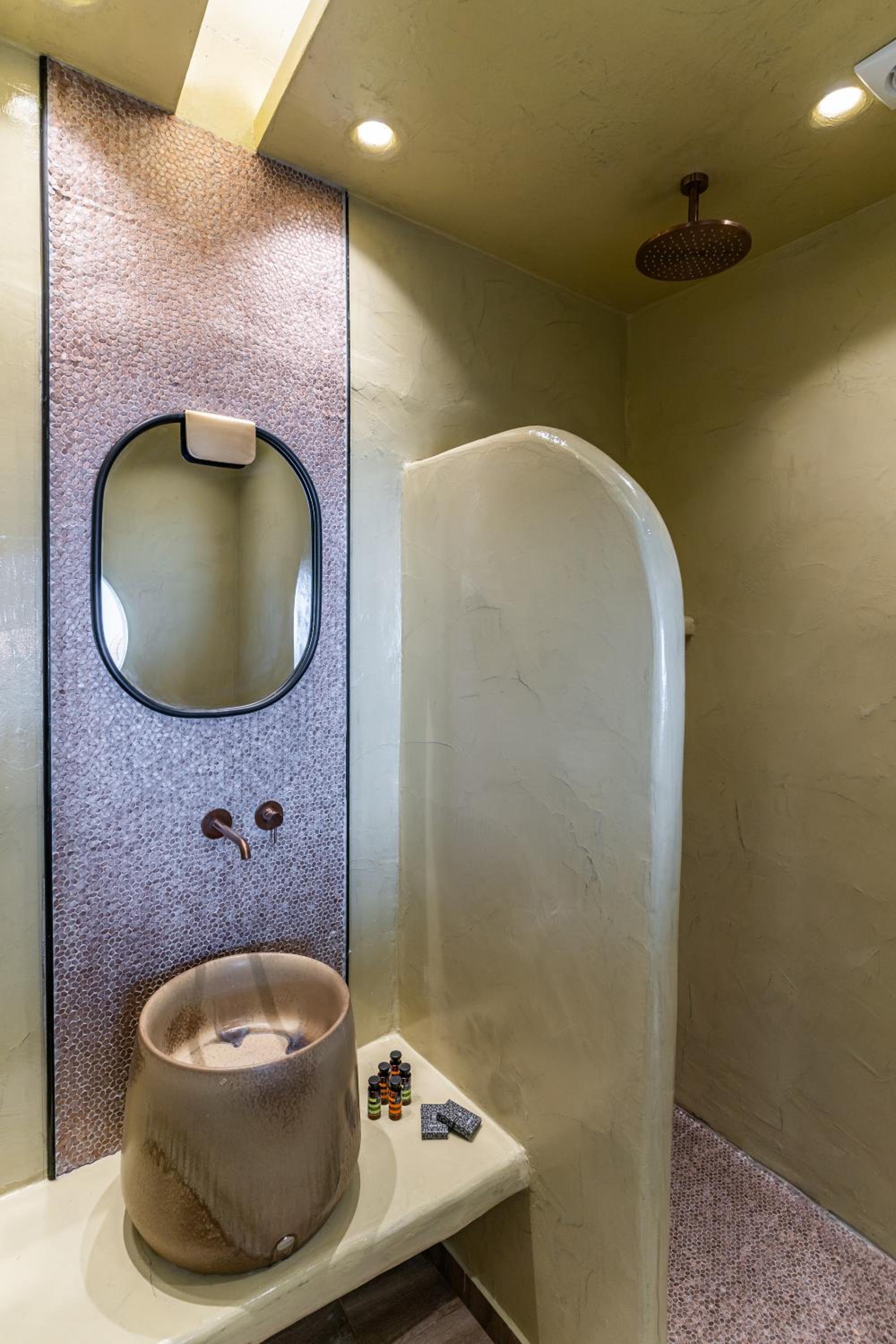 Junior Suite with with private outdoor jetted and courtyard view tub - Photo 5