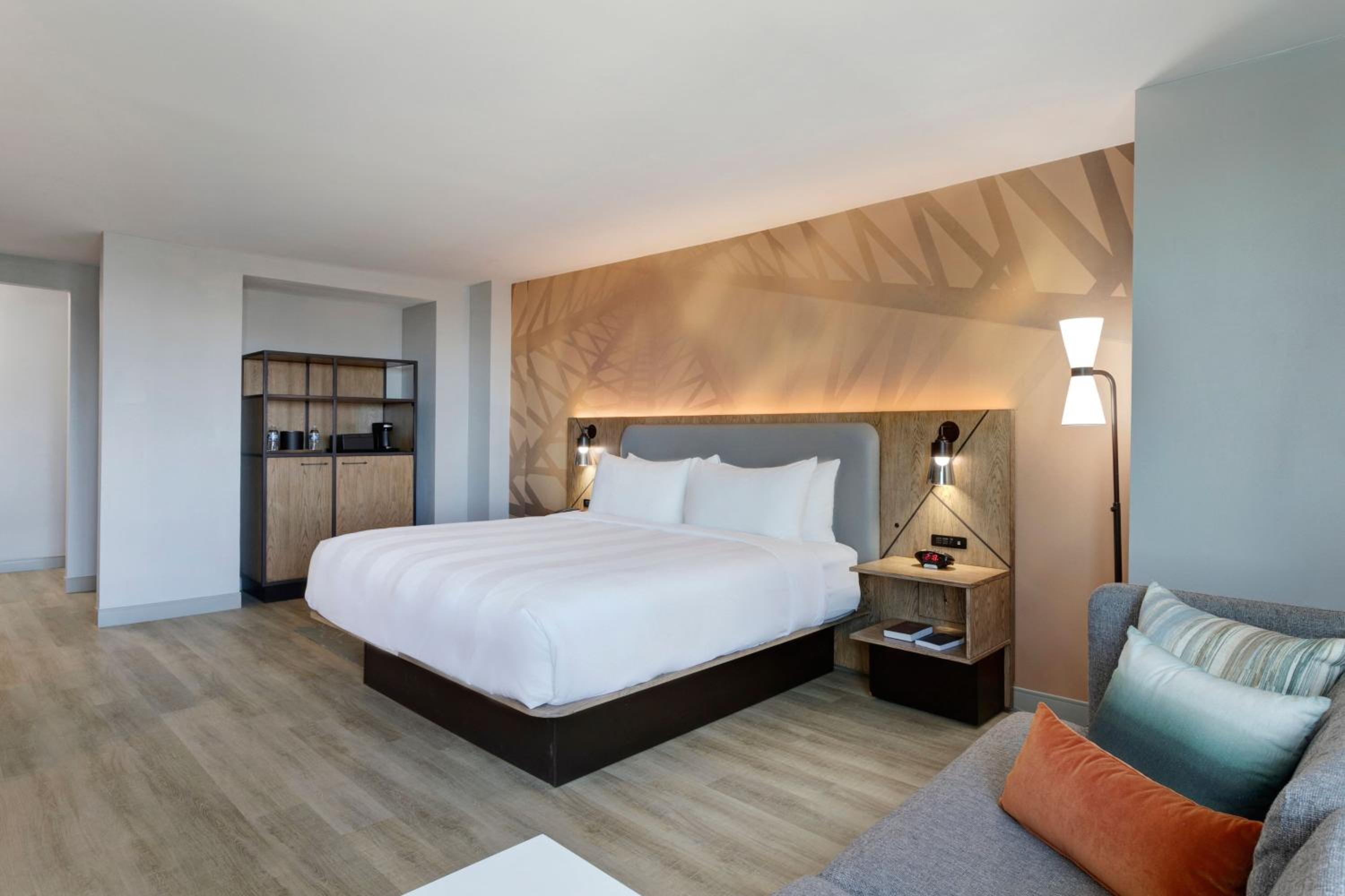 Executive King Bed - Photo 3