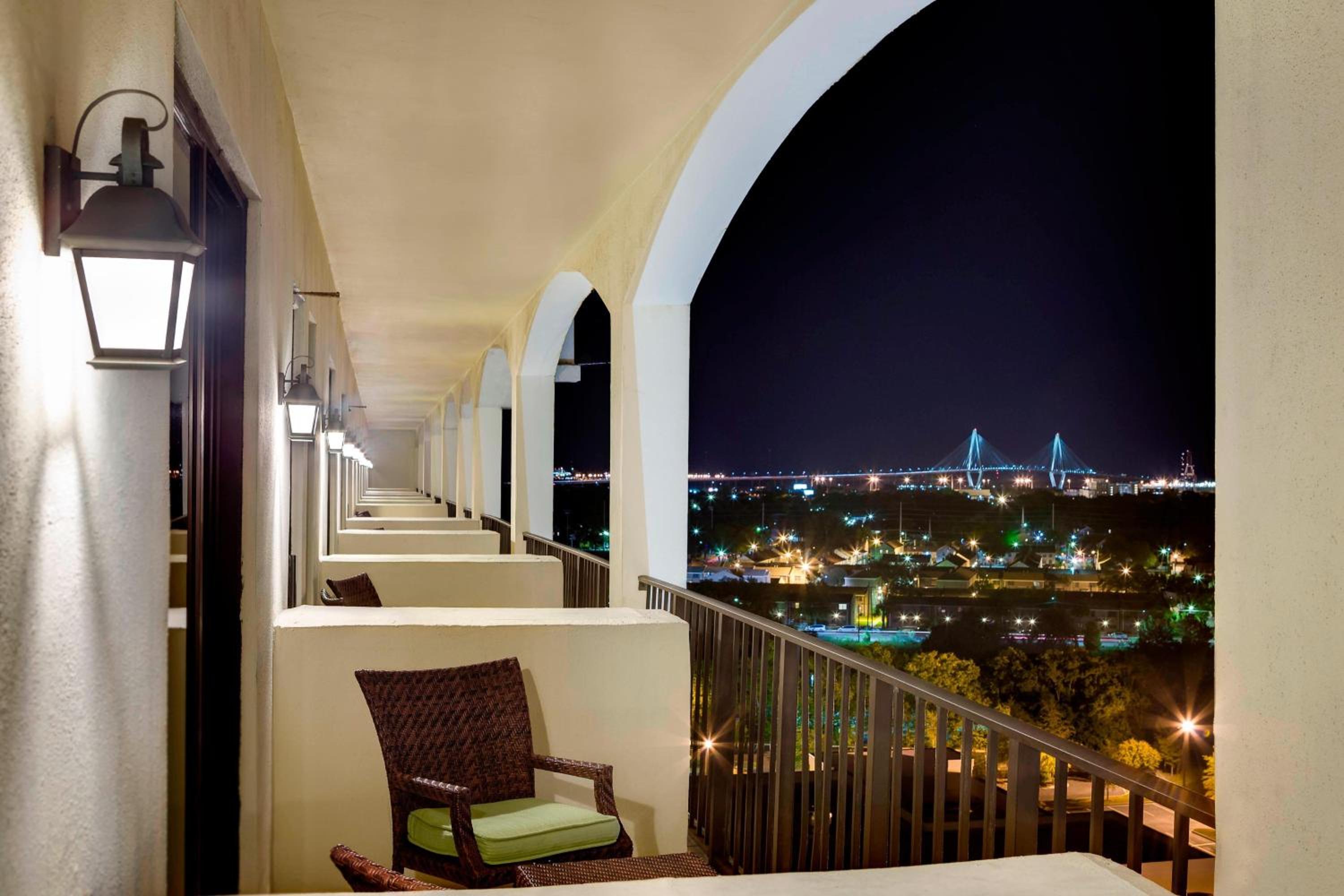 King Room with Concierge Level and Balcony - Photo 2