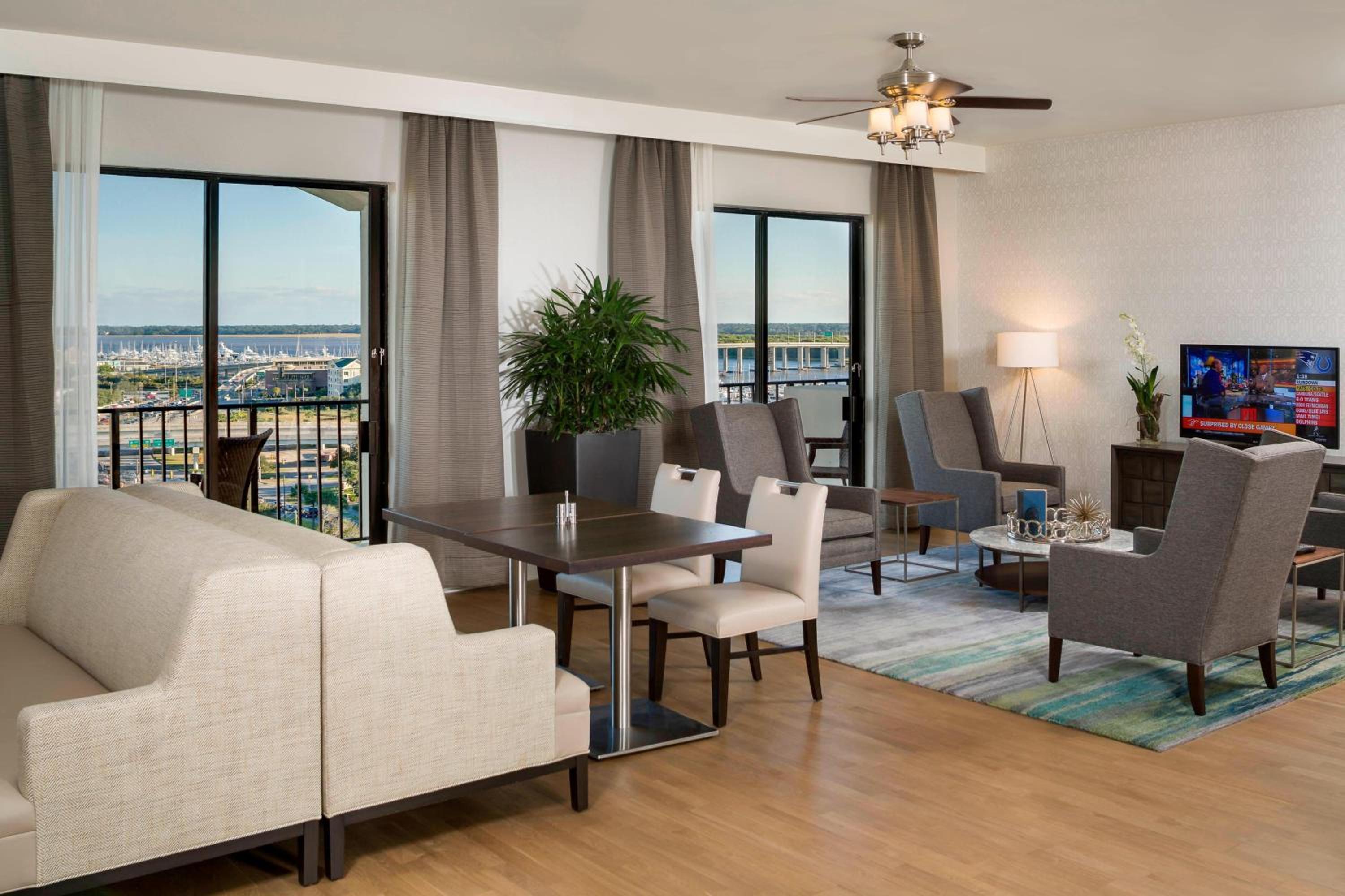 King Room with Concierge Level and Balcony - Photo 4