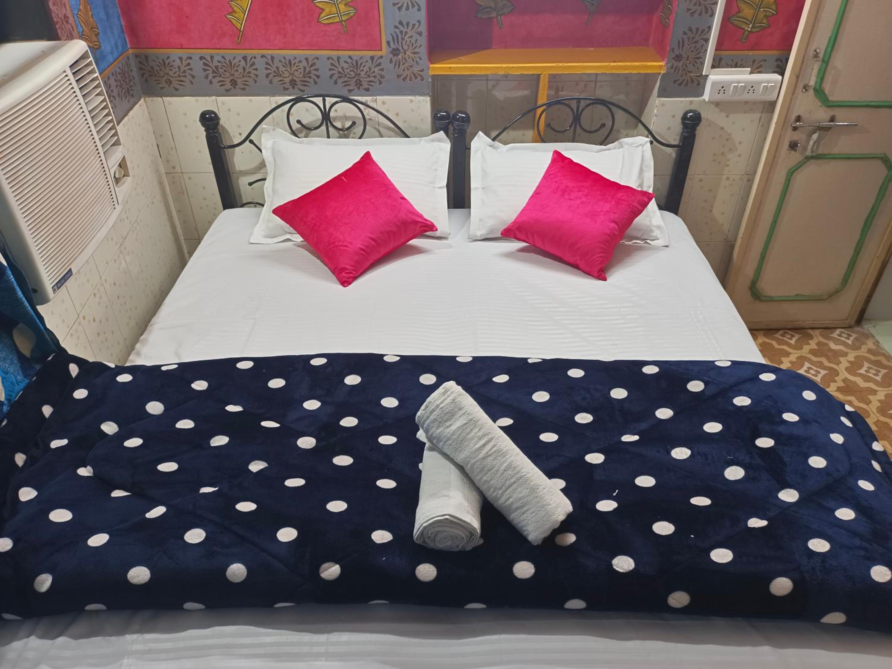 Deluxe Double Room with Shower - Photo 3