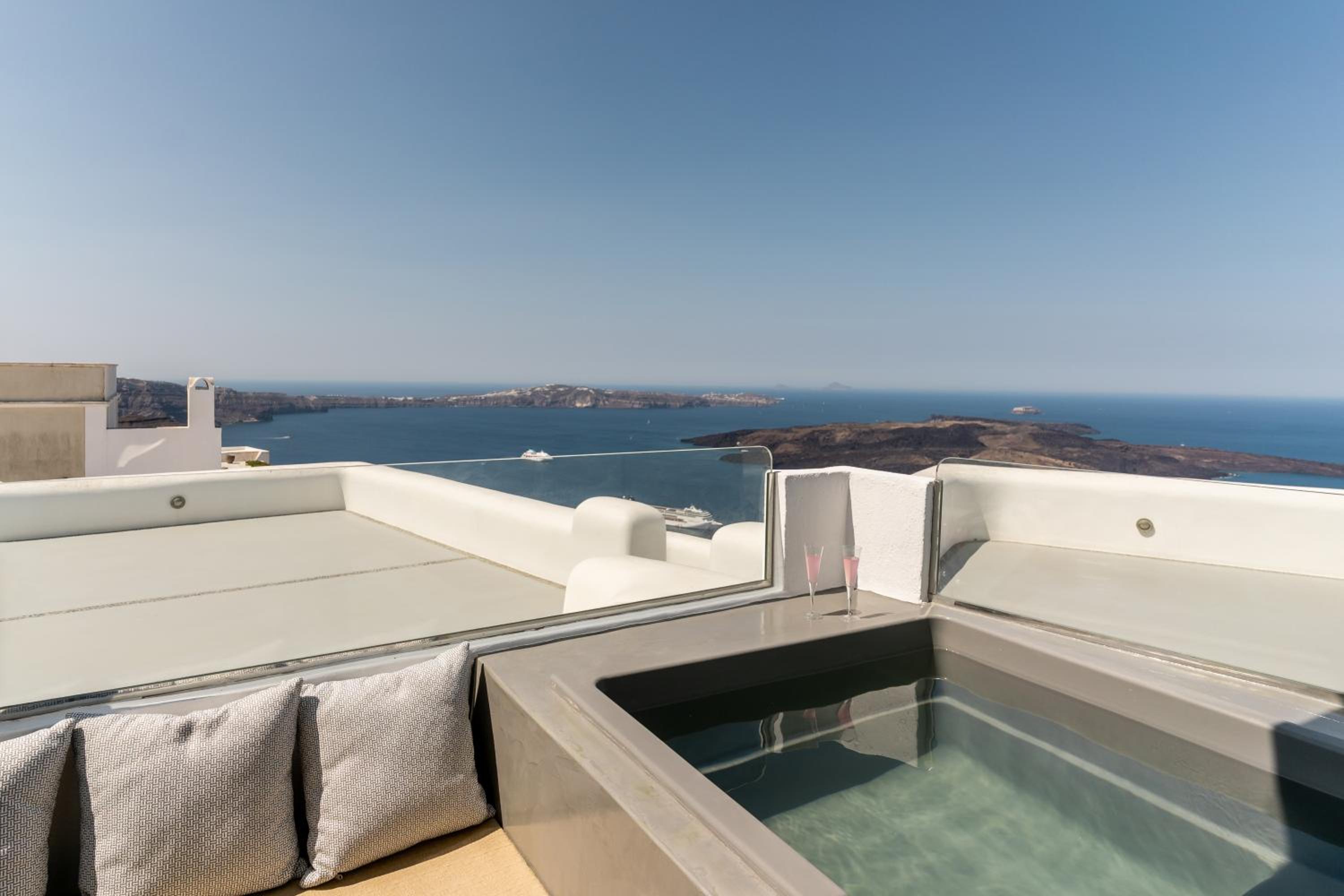 Superior Suite with private outdoor jetted tub and sea view - Photo 12