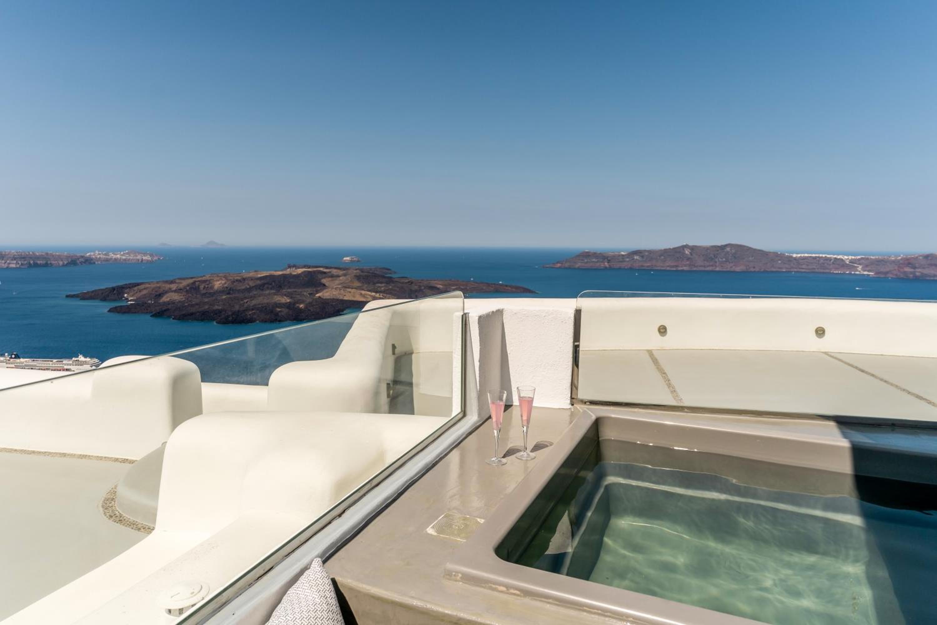 Superior Suite with private outdoor jetted tub and sea view - Photo 13