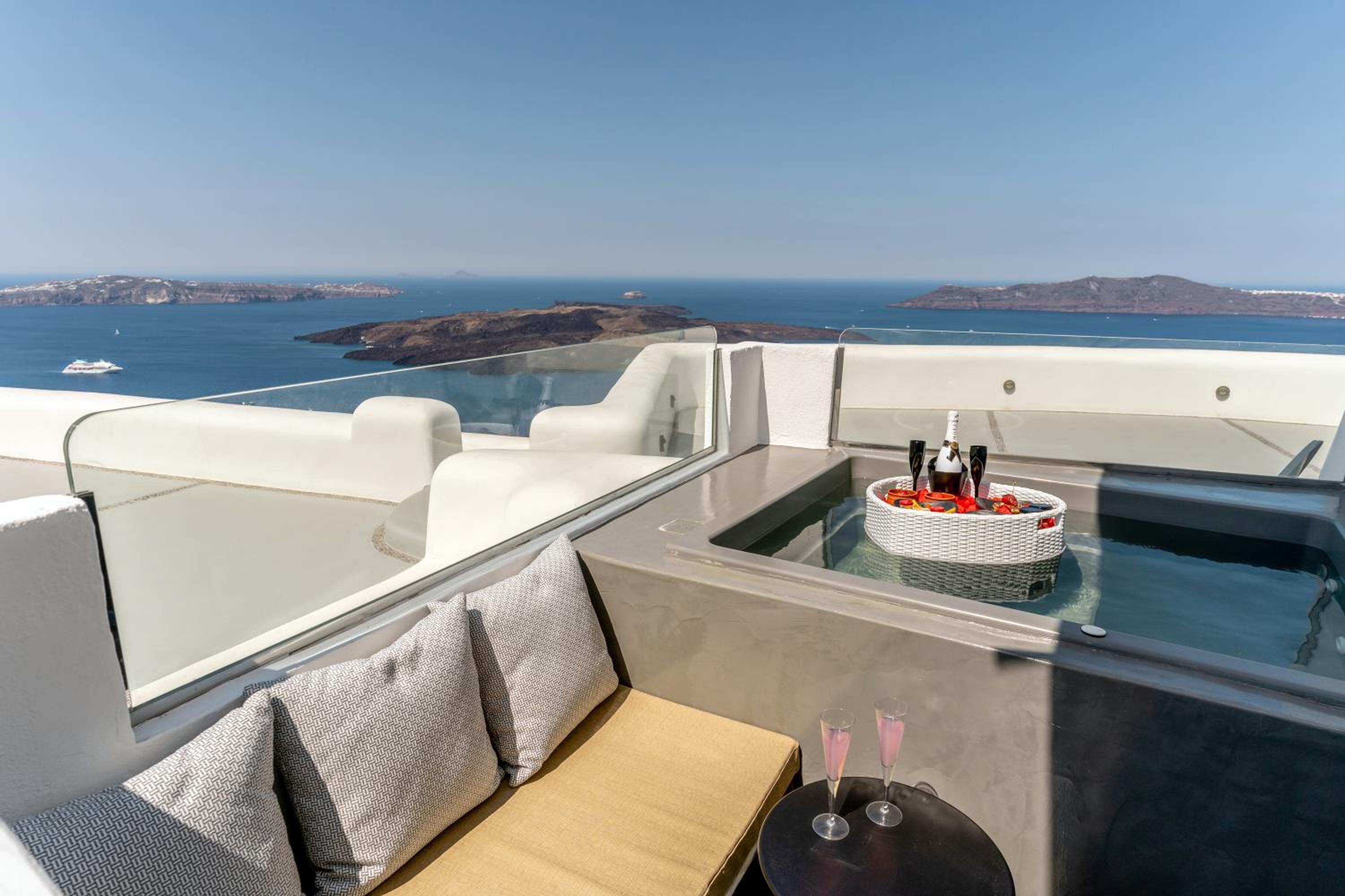 Superior Suite with private outdoor jetted tub and sea view - Photo 17