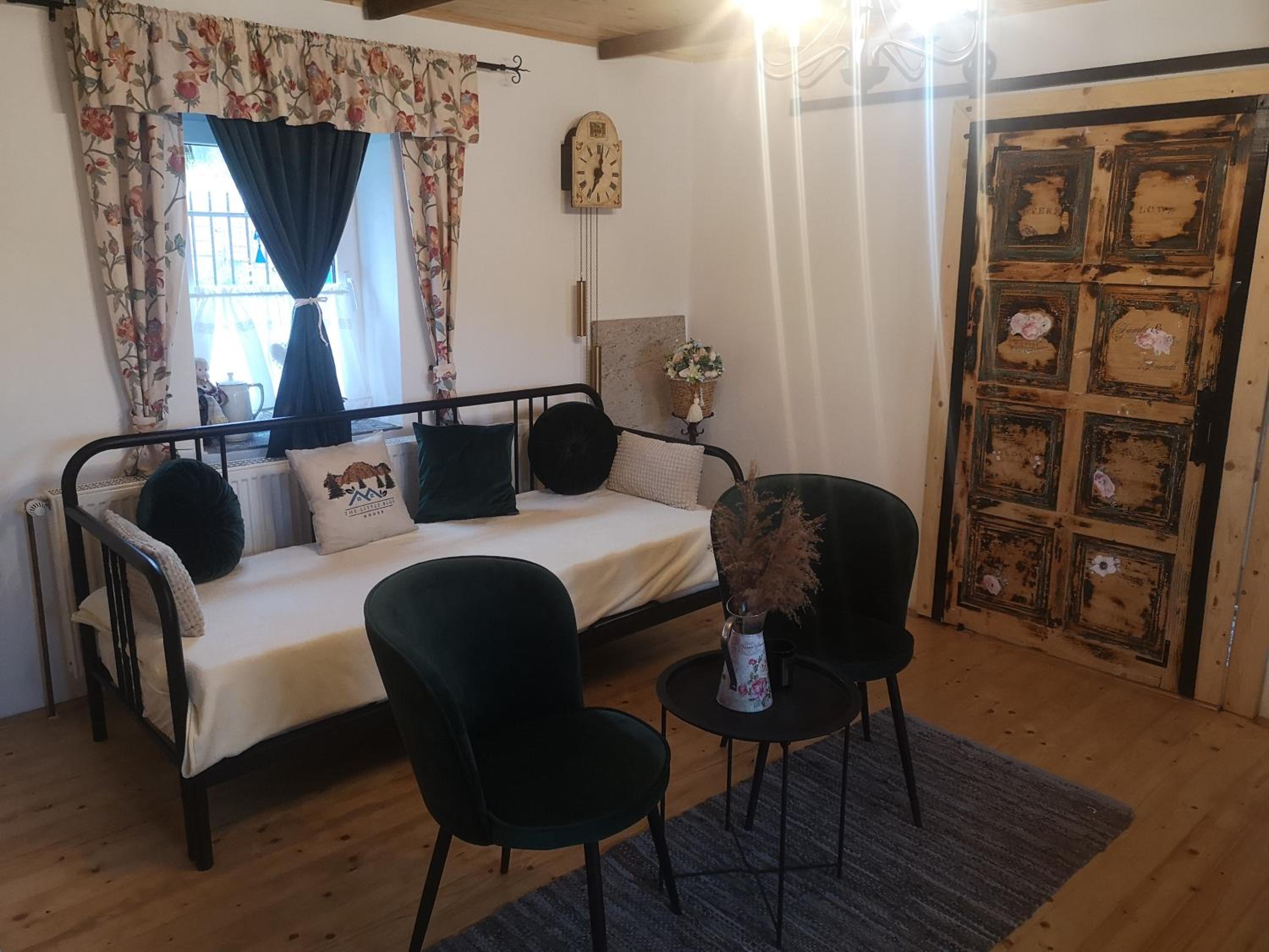 One-Bedroom House - Photo 35